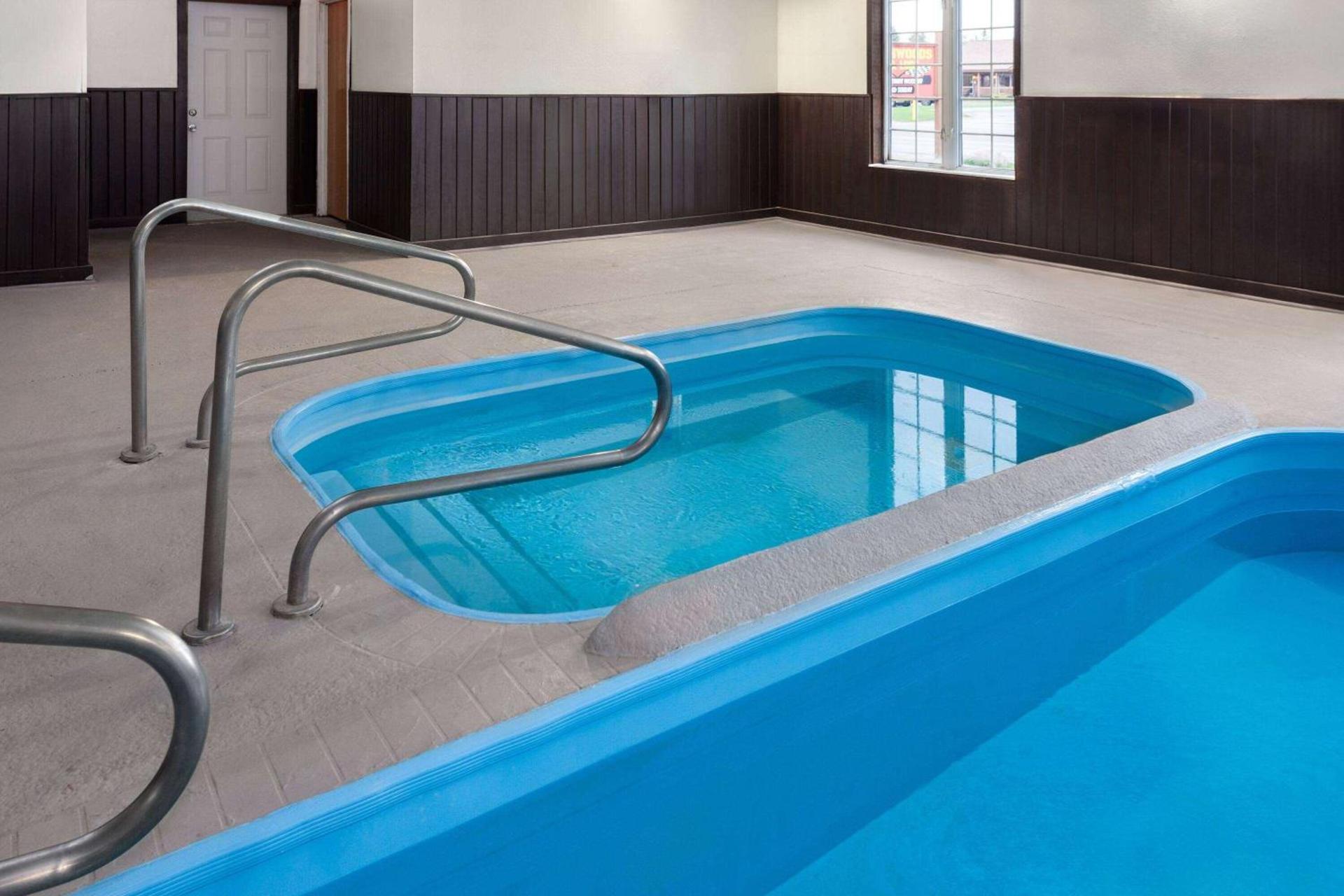 AmericInn by Wyndham Eagle River Downtown photo 8