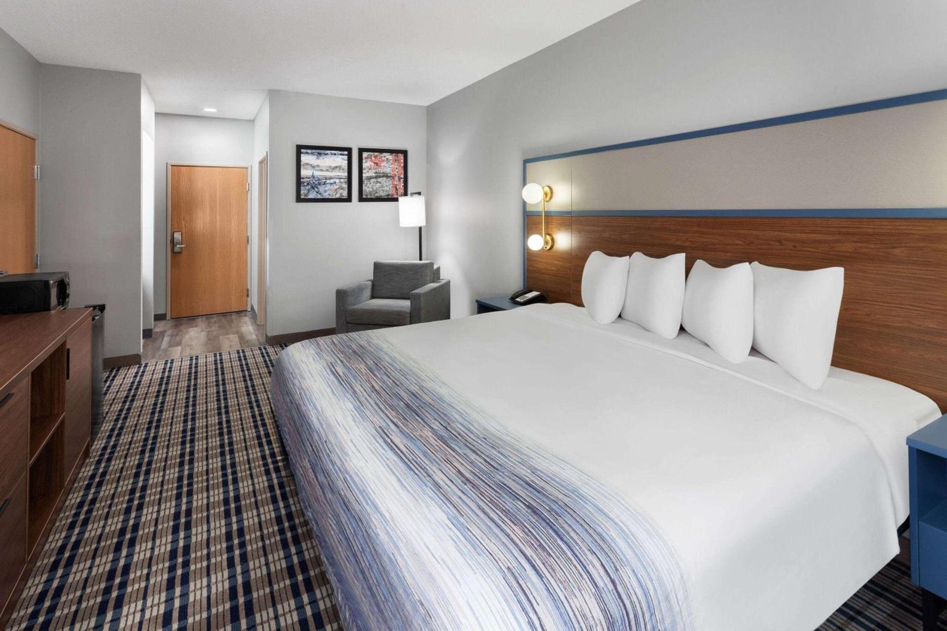 AmericInn by Wyndham Eagle River Downtown photo 12