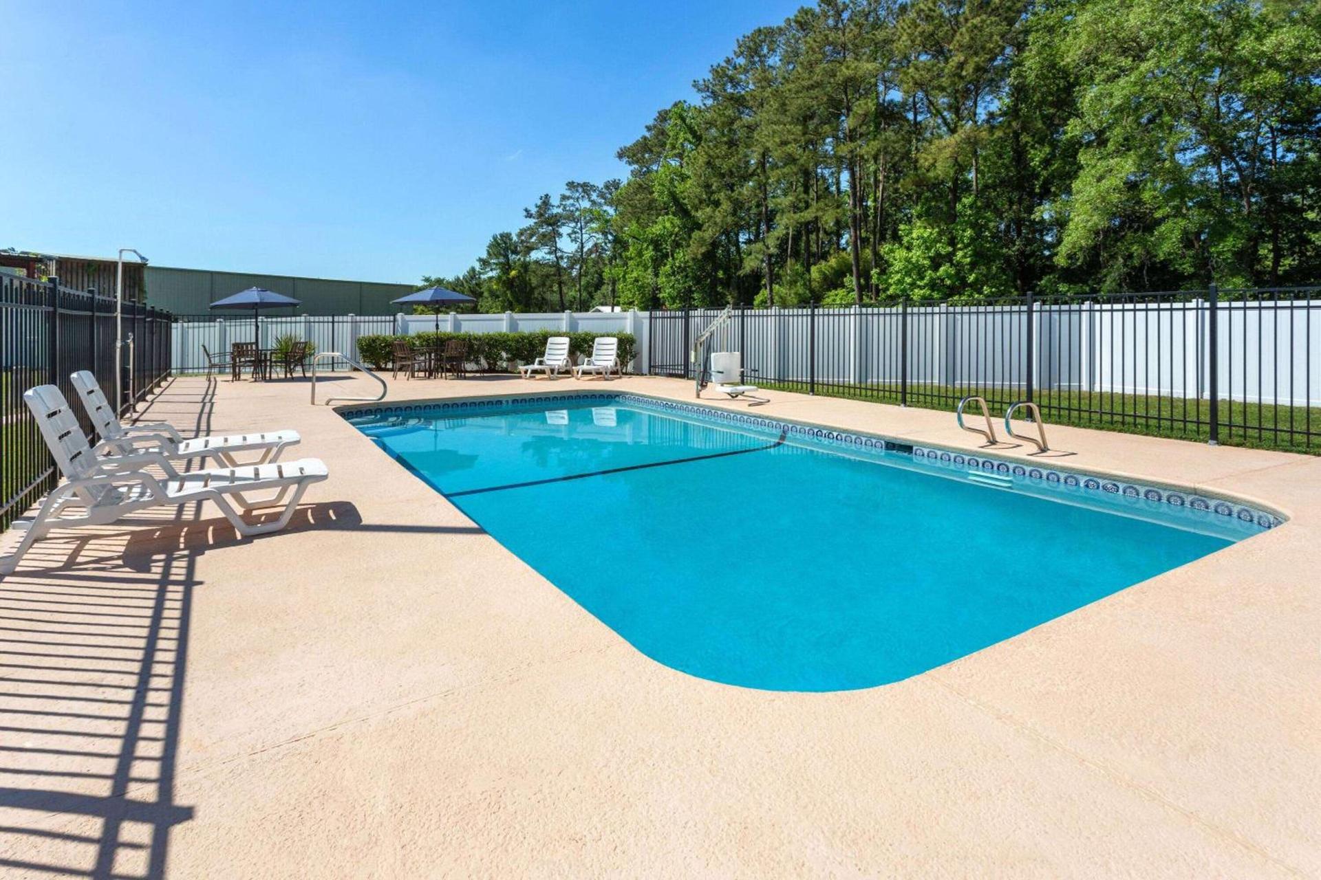 Baymont by Wyndham Brunswick GA photo 12