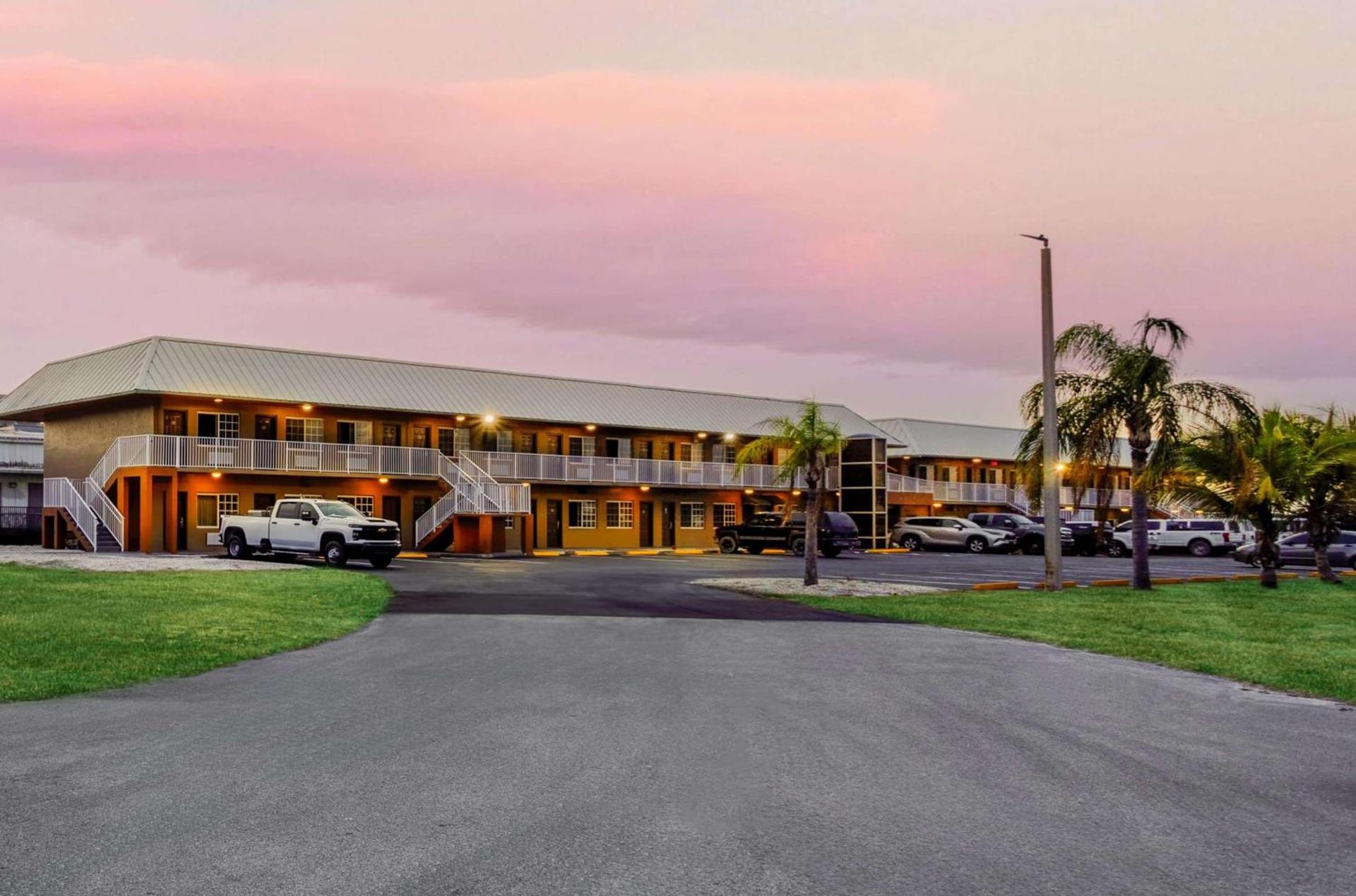 Travelodge Suites by Wyndham Lake Okeechobee photo 3