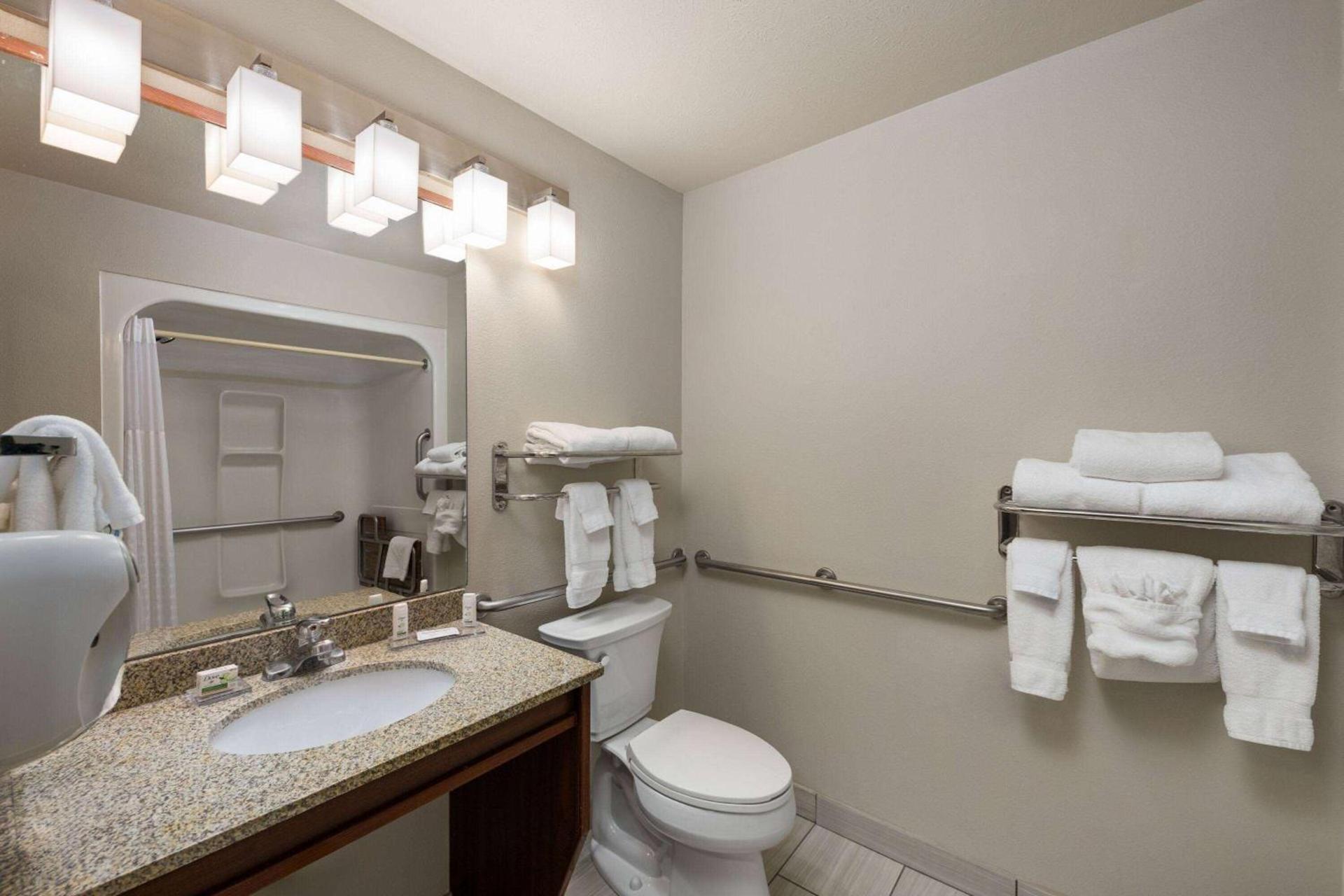 Ramada by Wyndham Moses Lake photo 30