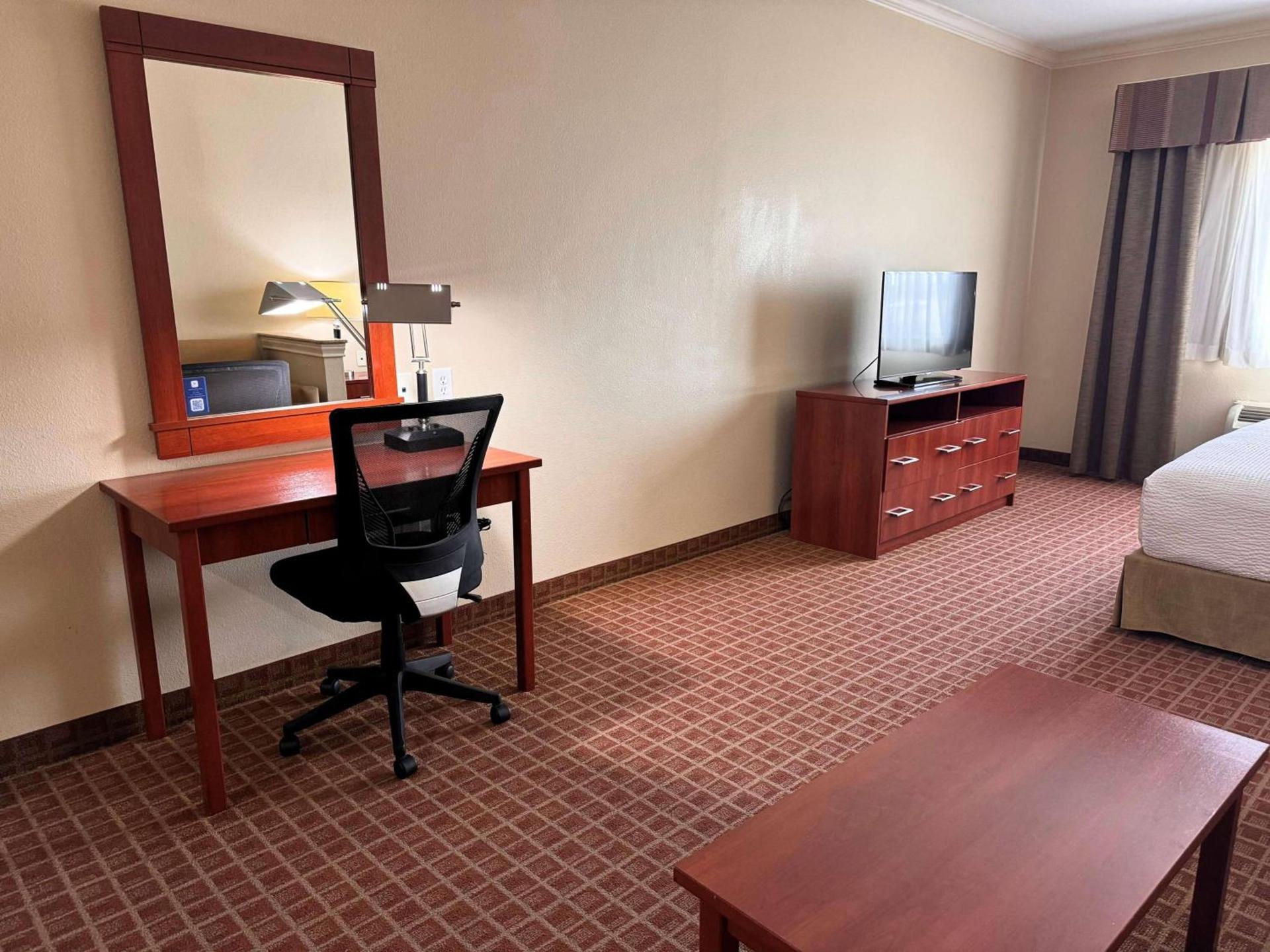 Ramada by Wyndham College Station photo 39