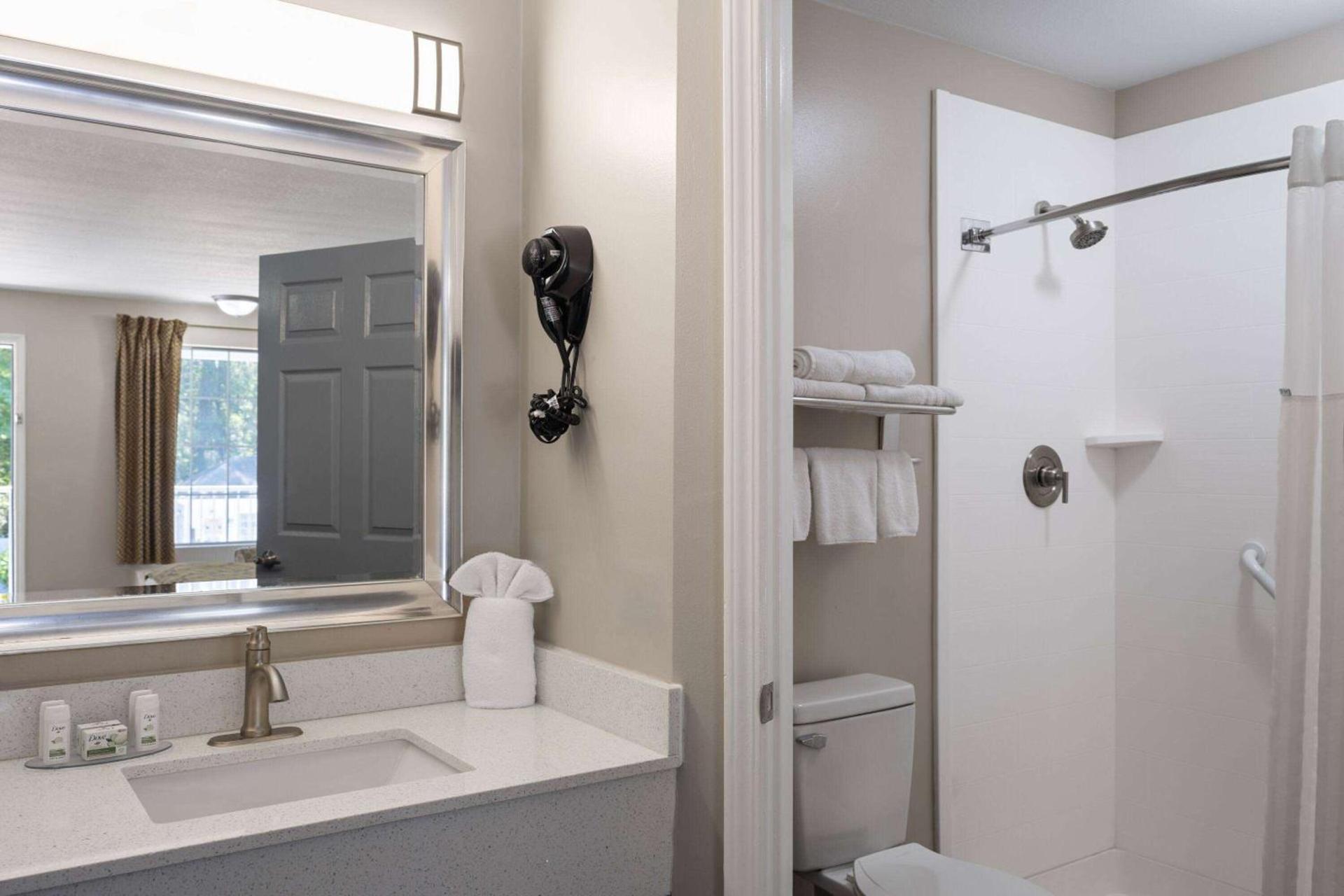 Baymont by Wyndham Kingsland photo 25