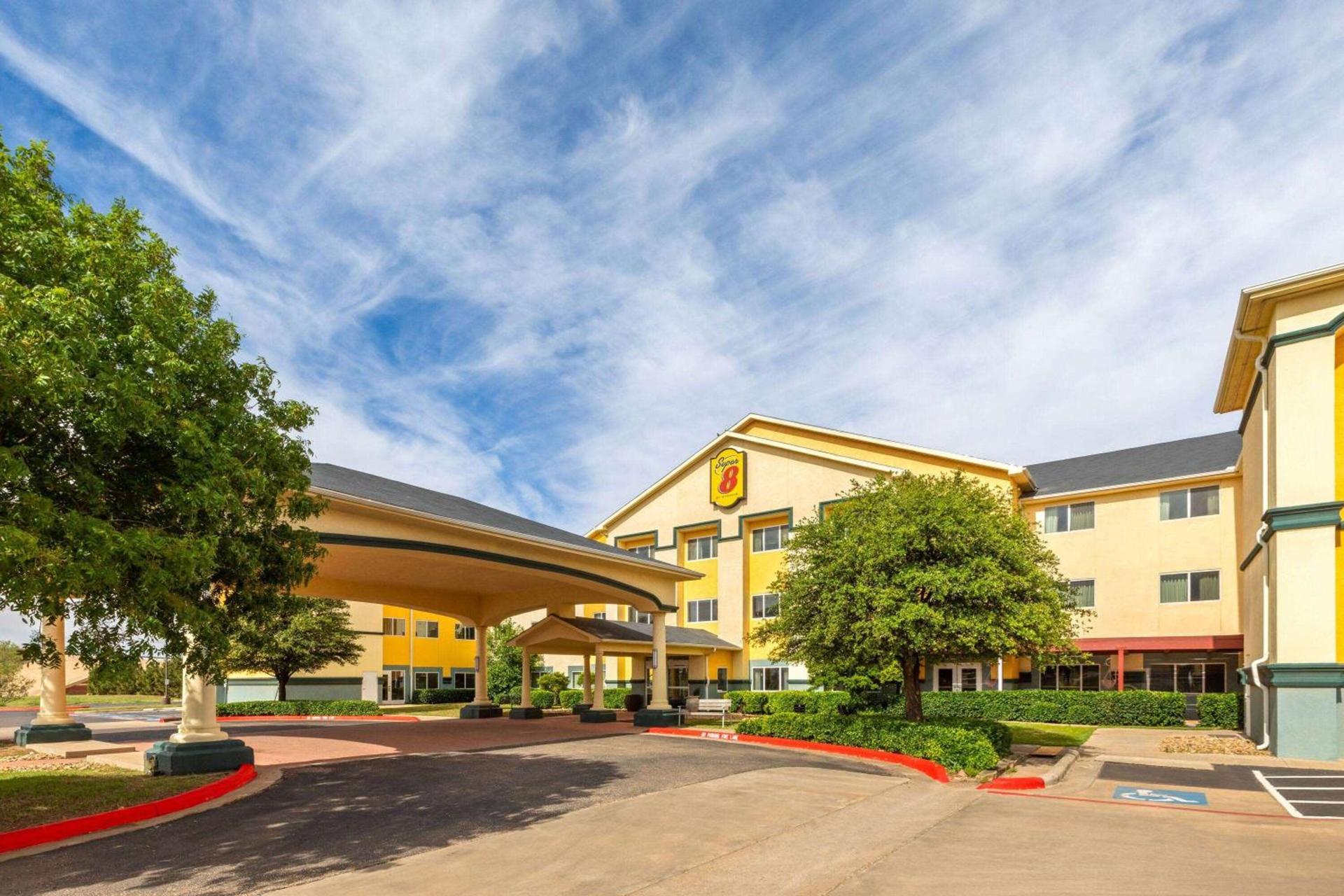 Super 8 by Wyndham Lubbock West photo 11