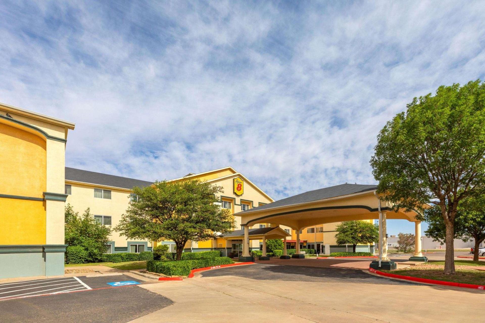 Super 8 by Wyndham Lubbock West photo 12
