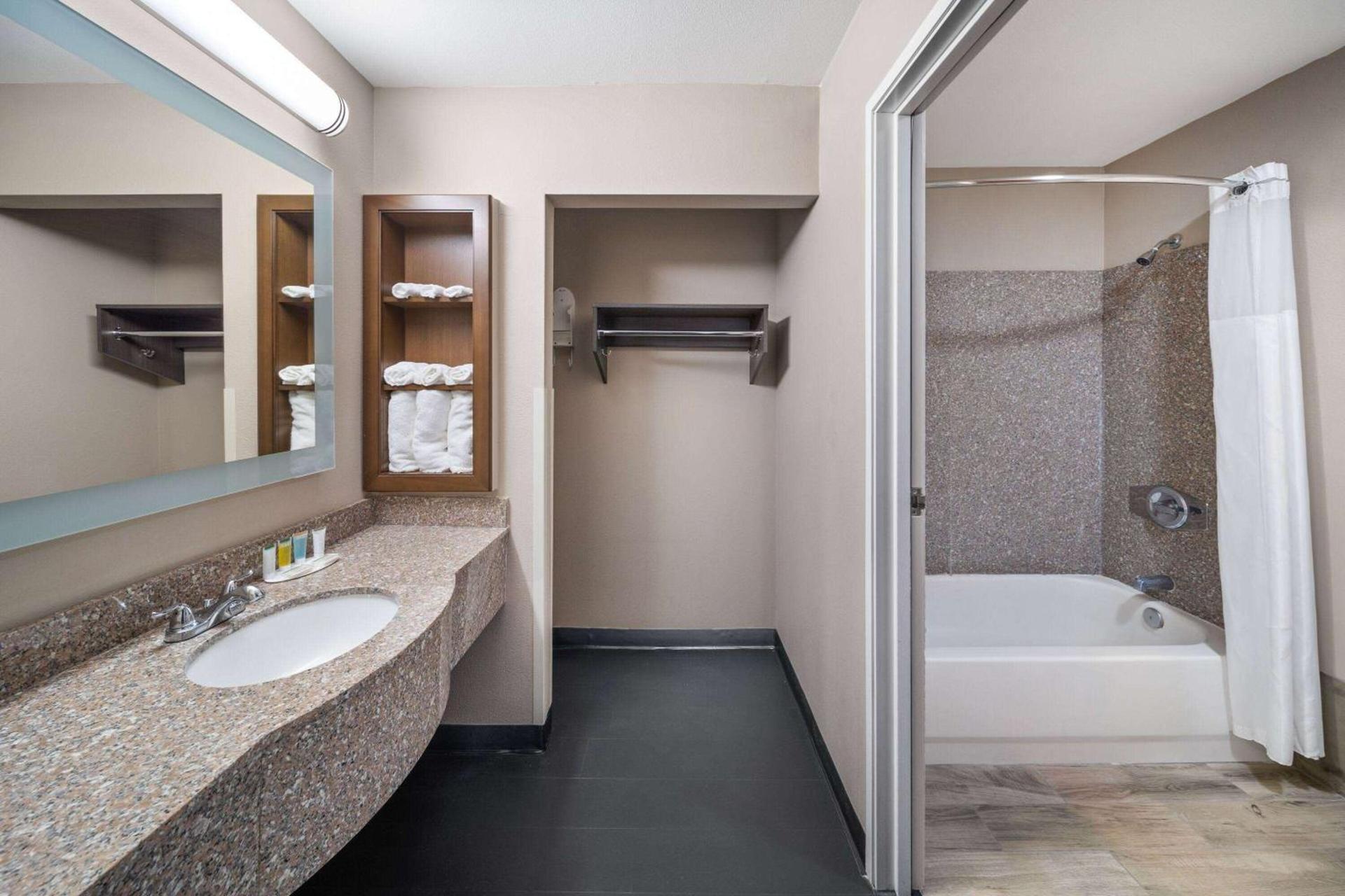 Super 8 by Wyndham Lubbock West photo 37