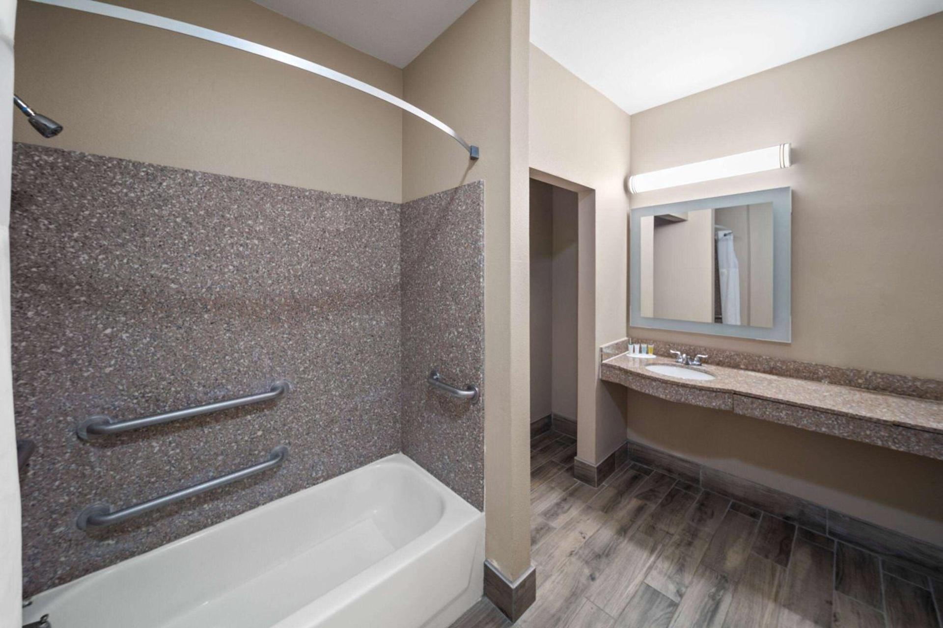 Super 8 by Wyndham Lubbock West photo 39