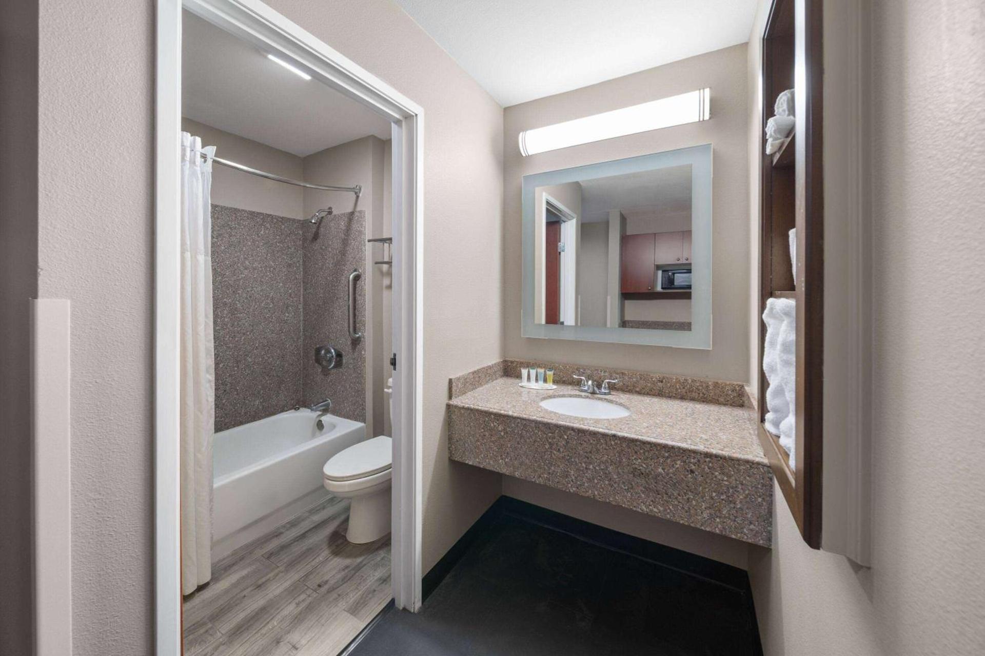 Super 8 by Wyndham Lubbock West photo 41