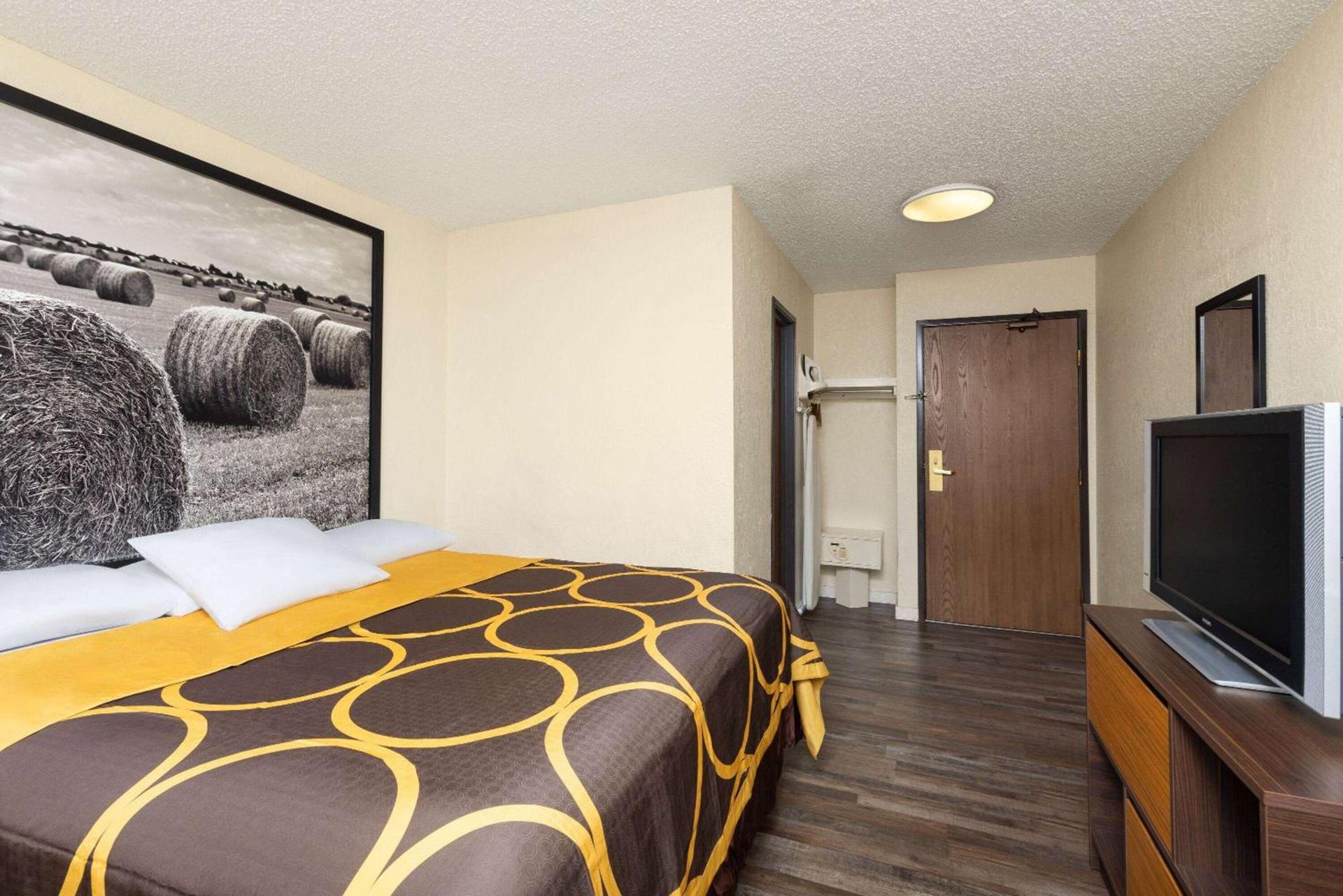 Super 8 by Wyndham Dodge City photo 42
