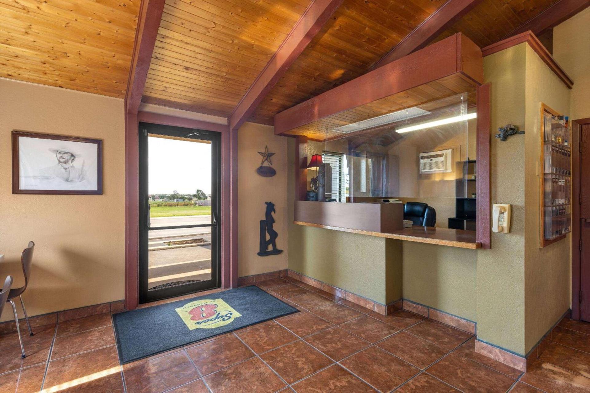 Super 8 by Wyndham Dodge City photo 6