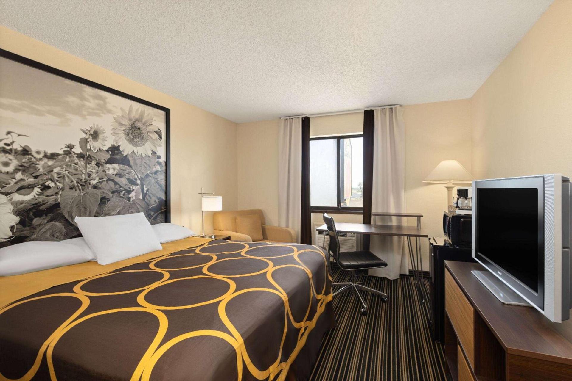 Super 8 by Wyndham Dodge City photo 12
