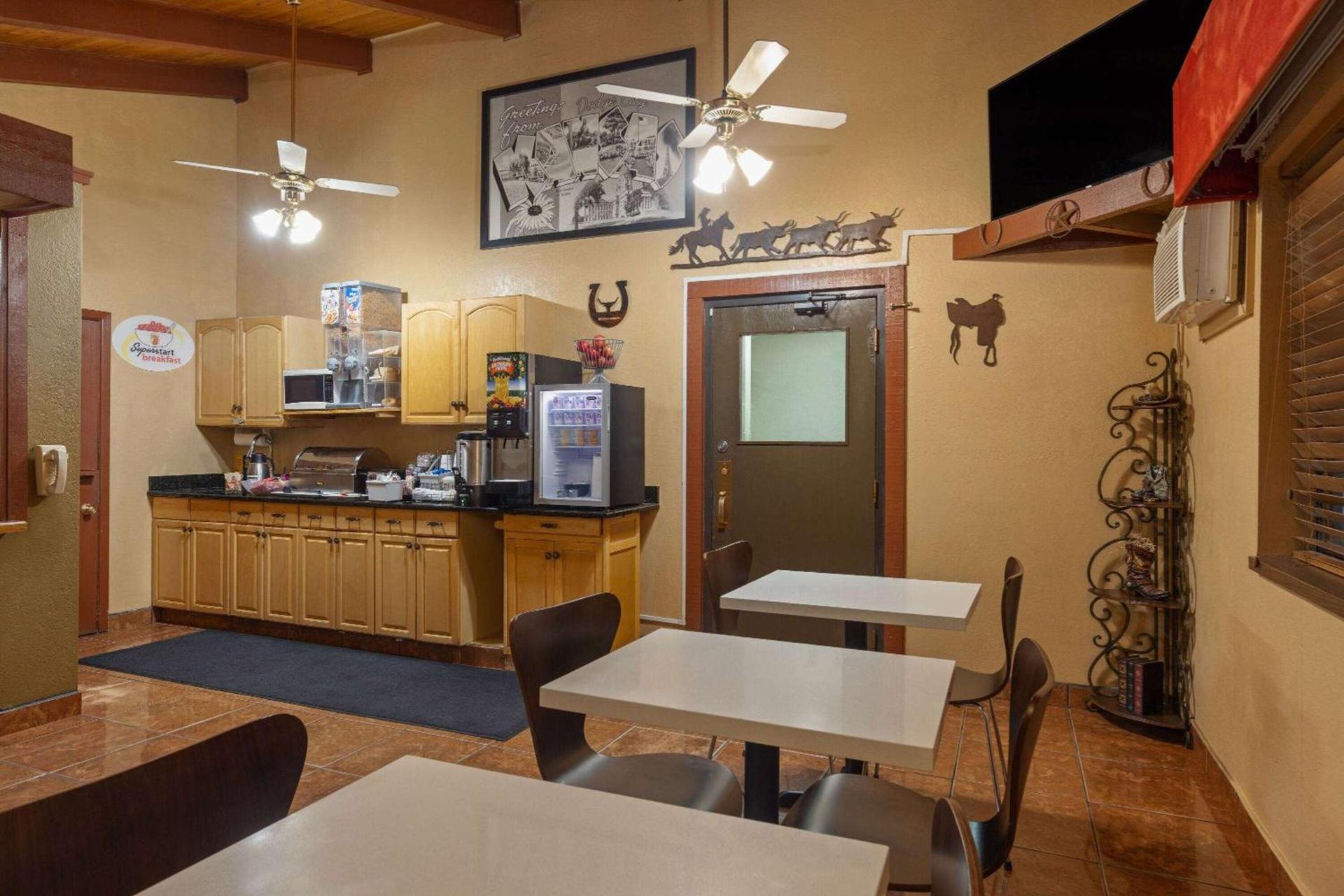 Super 8 by Wyndham Dodge City photo 8