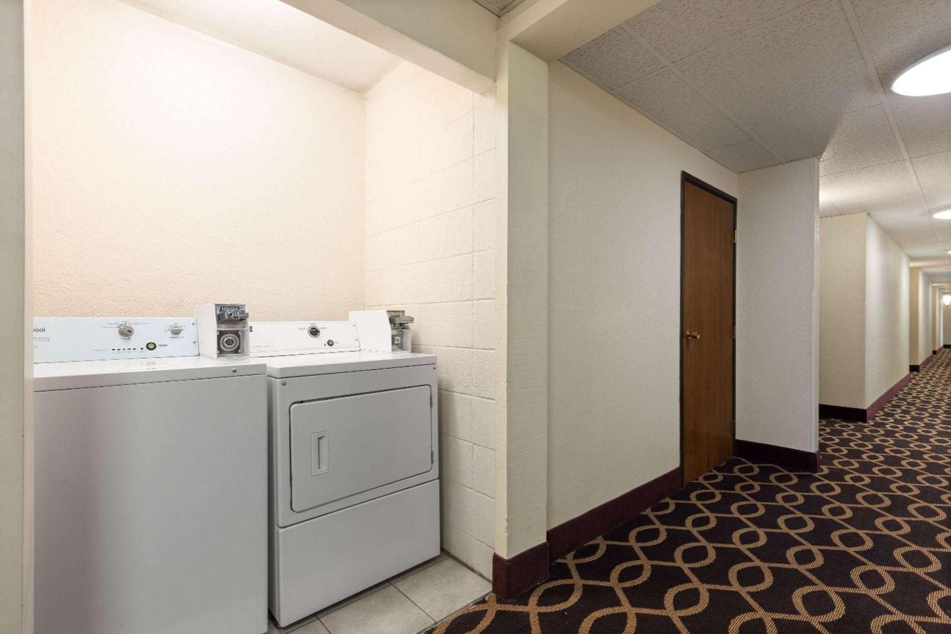 Super 8 by Wyndham Dodge City photo 10