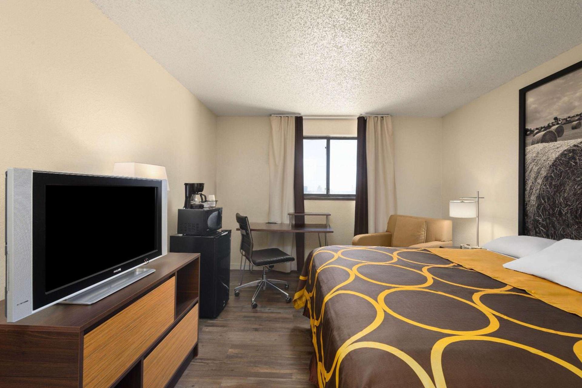 Super 8 by Wyndham Dodge City photo 14