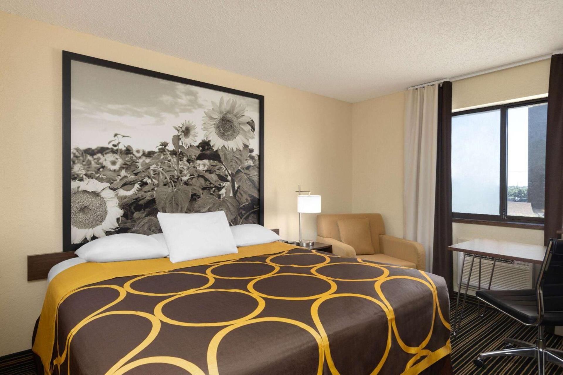 Super 8 by Wyndham Dodge City photo 13