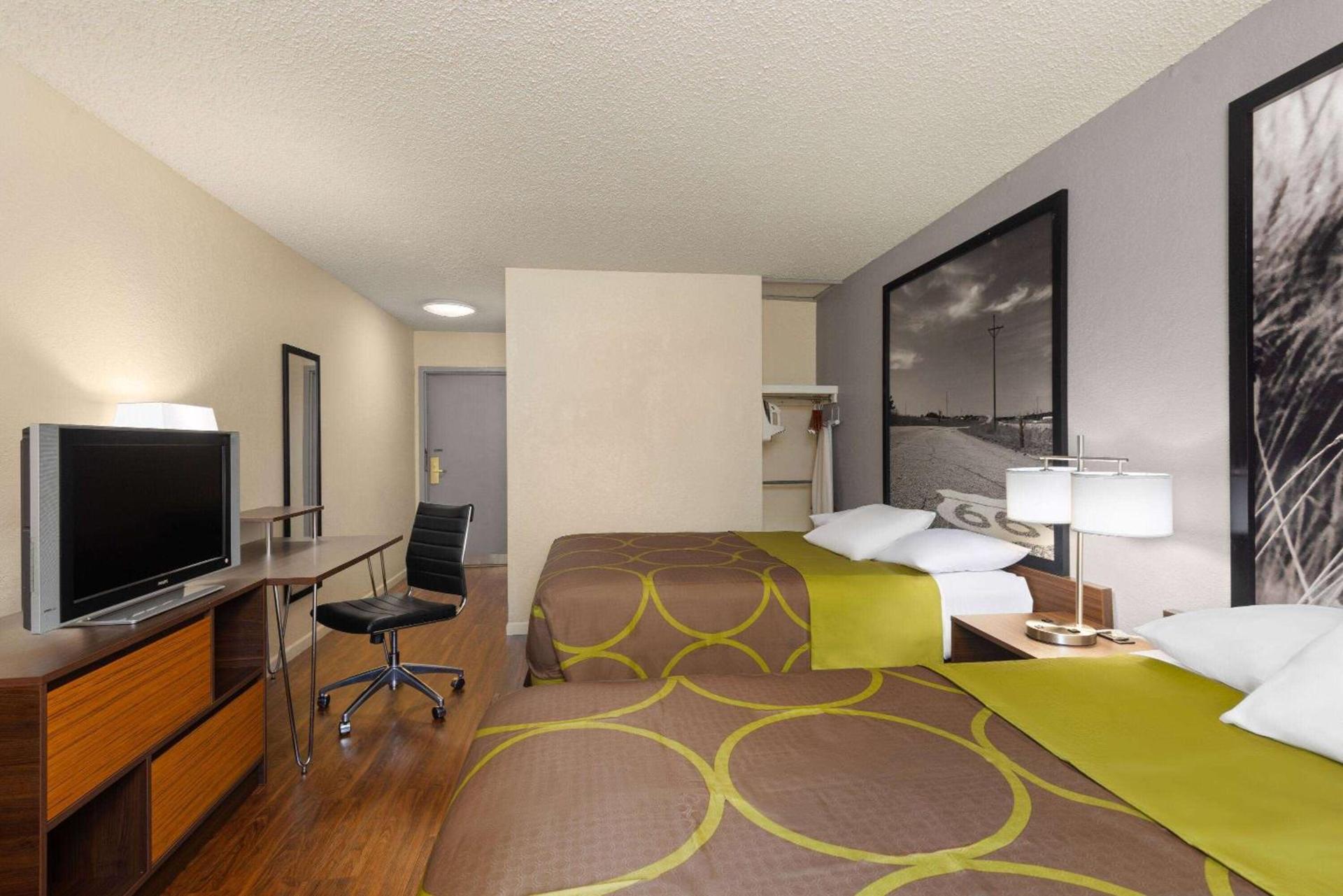 Super 8 by Wyndham Dodge City photo 20