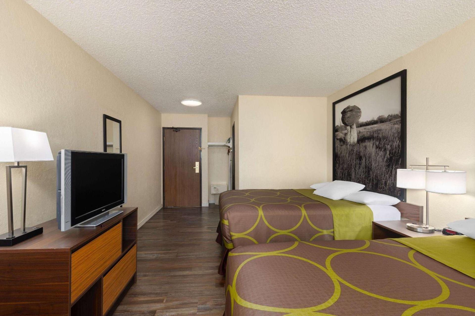 Super 8 by Wyndham Dodge City photo 17