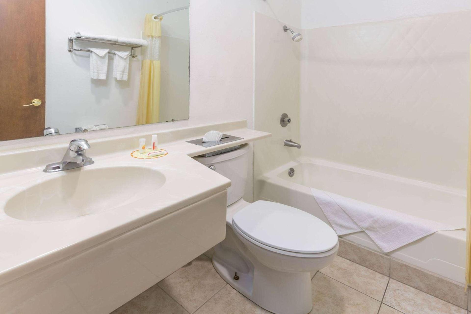 Days Inn by Wyndham Medford photo 12