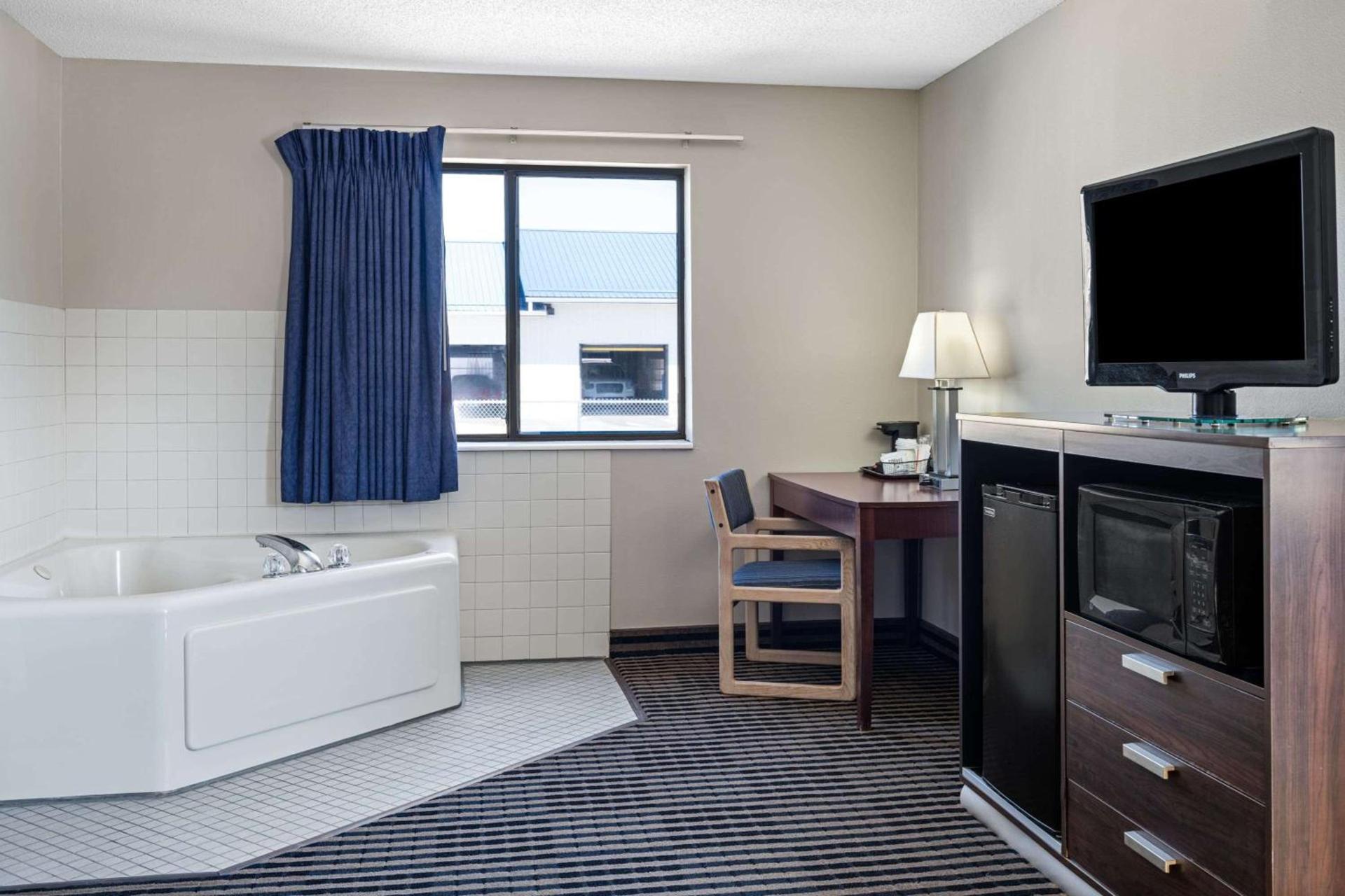 Super 8 by Wyndham Humboldt photo 16