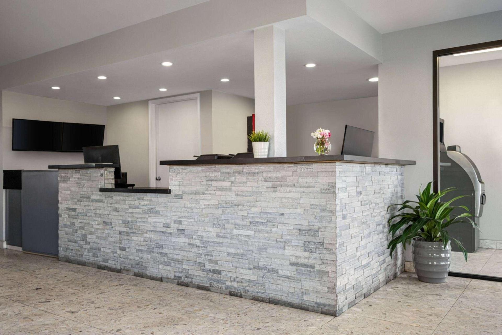 Days Inn by Wyndham Fresno South photo 4