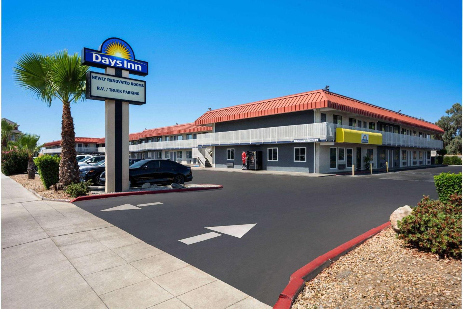 Days Inn by Wyndham Fresno South photo 1
