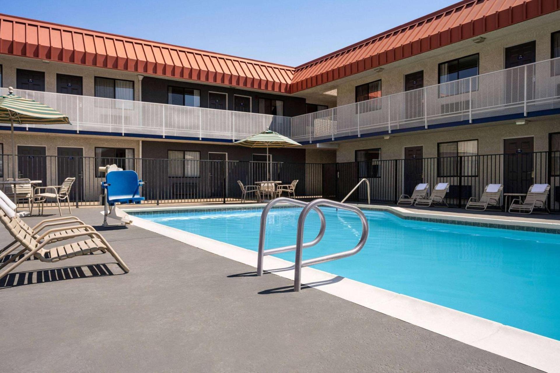 Days Inn by Wyndham Fresno South photo 8