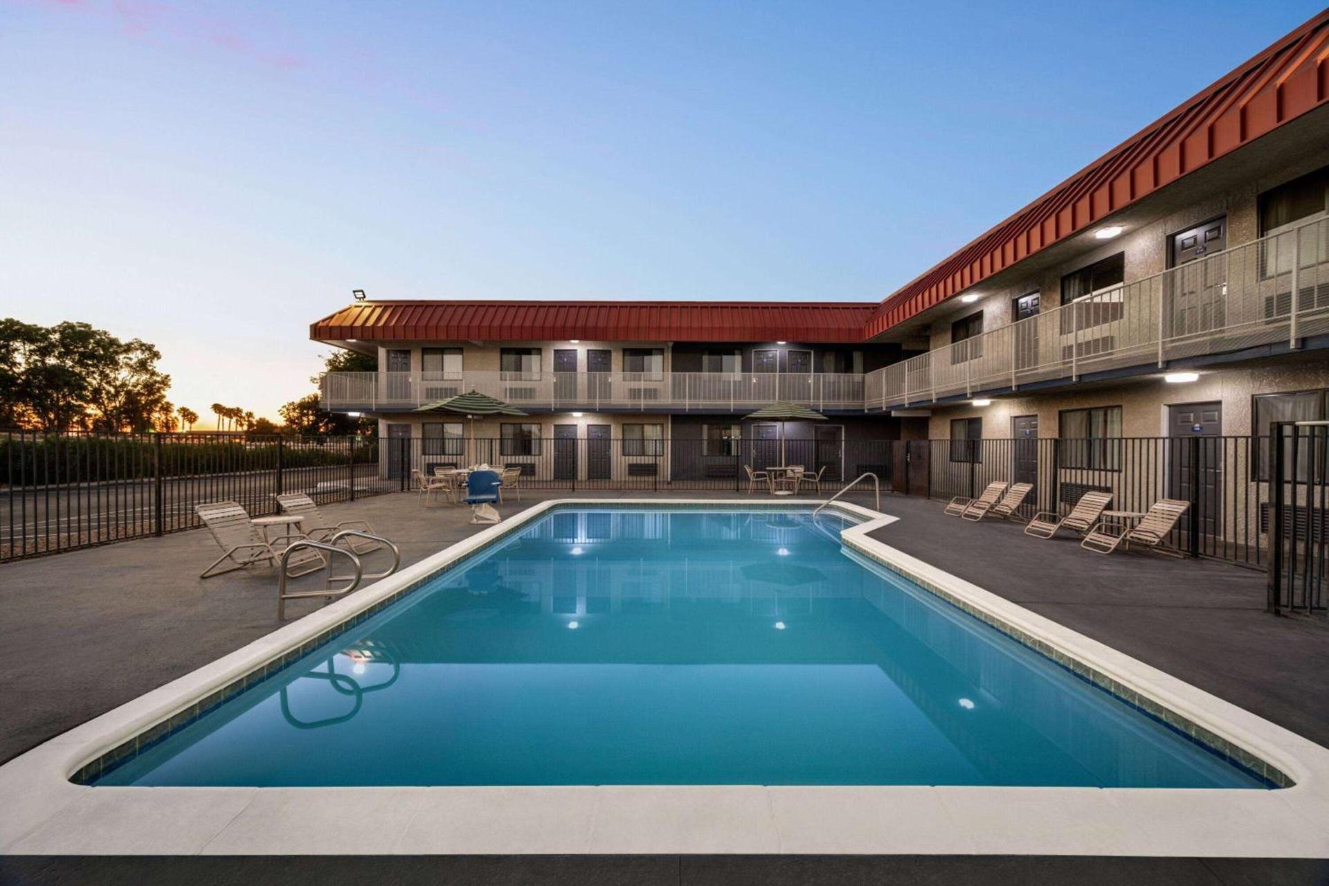 Days Inn by Wyndham Fresno South photo 11