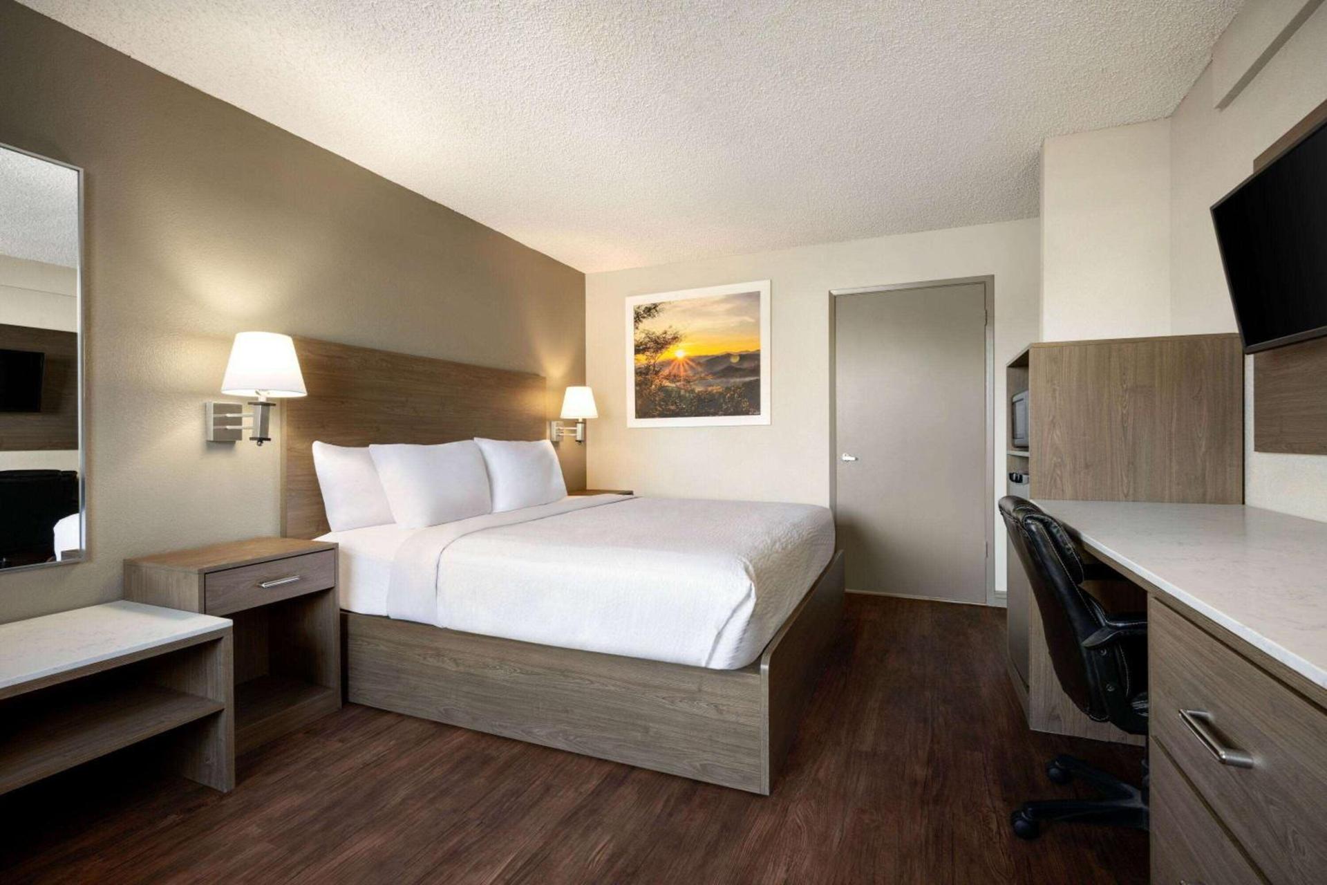 Days Inn by Wyndham Fresno South photo 13