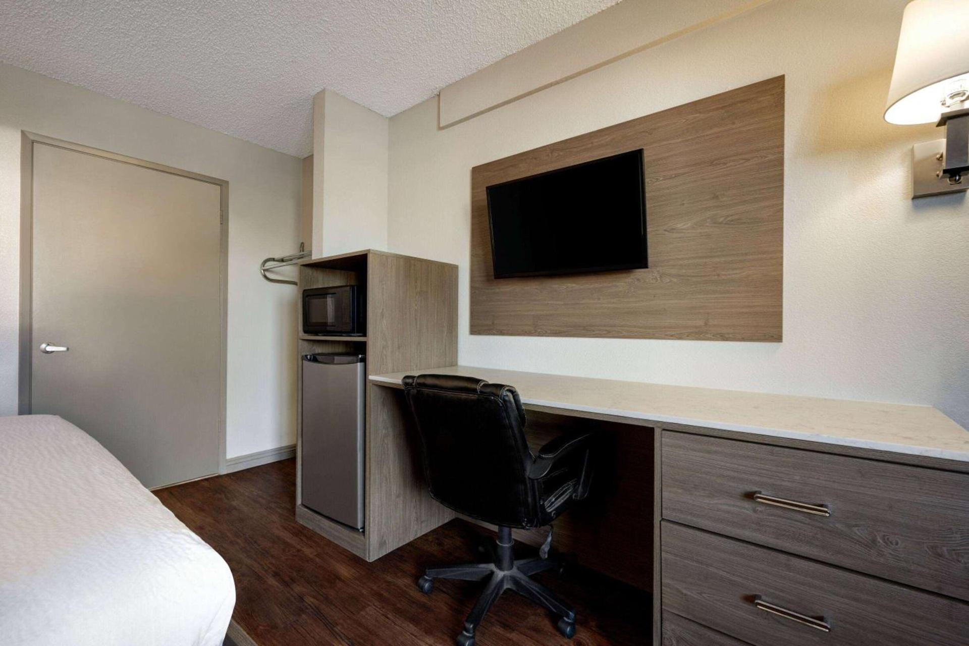 Days Inn by Wyndham Fresno South photo 14