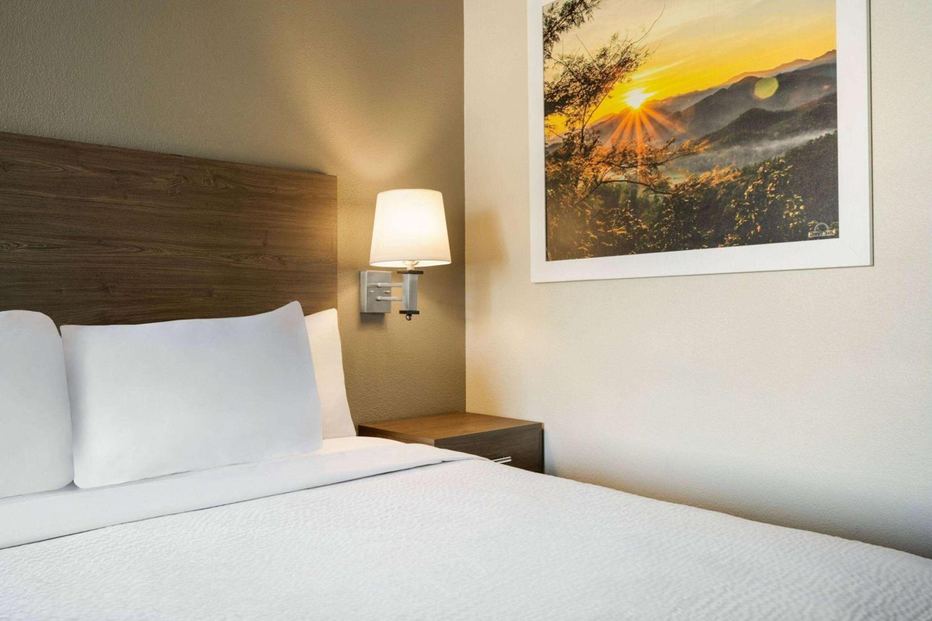 Days Inn by Wyndham Fresno South photo 15