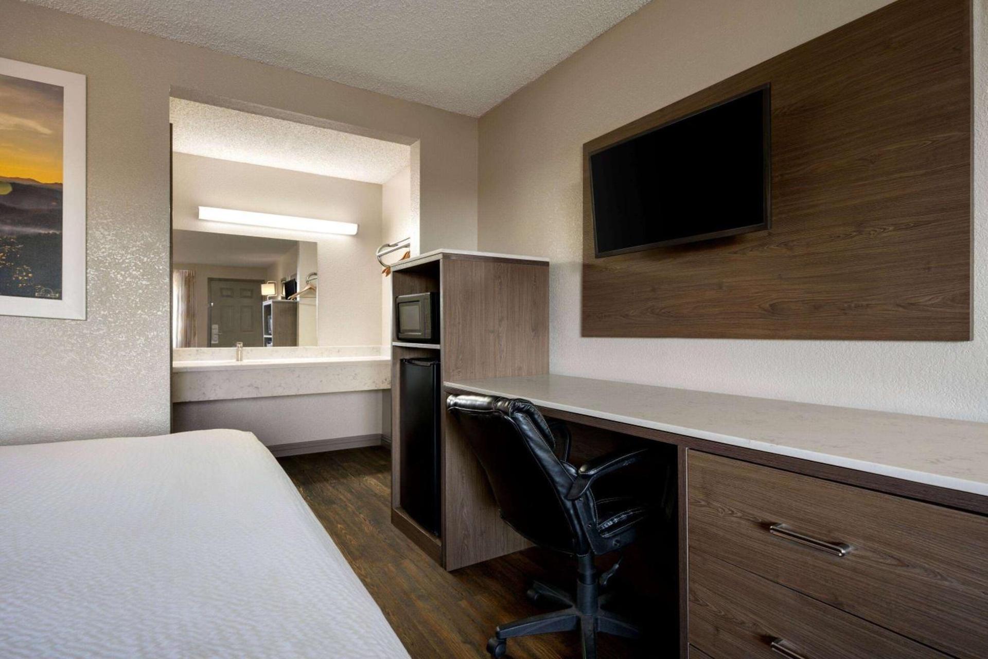 Days Inn by Wyndham Fresno South photo 17