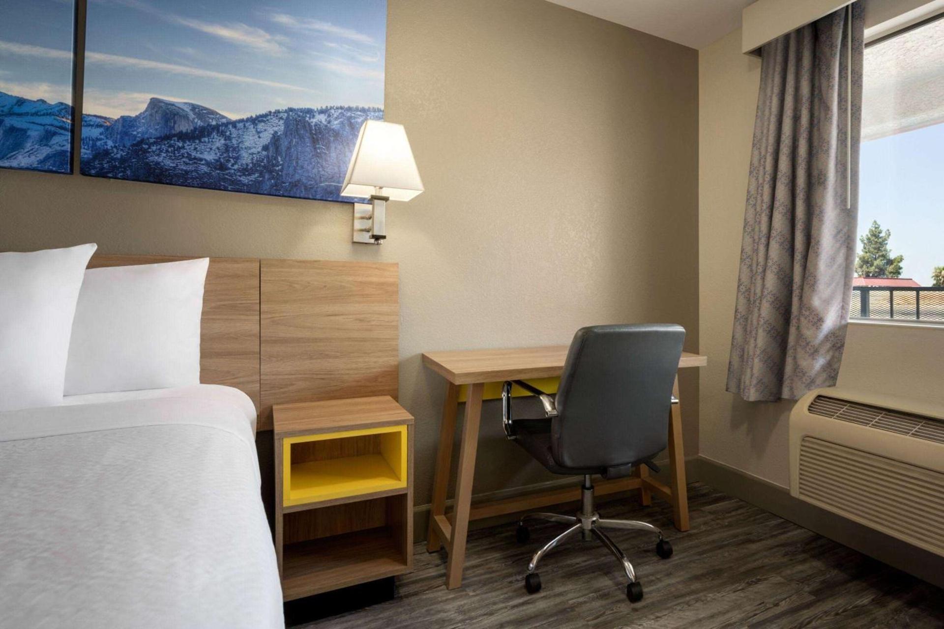 Days Inn by Wyndham Fresno South photo 19