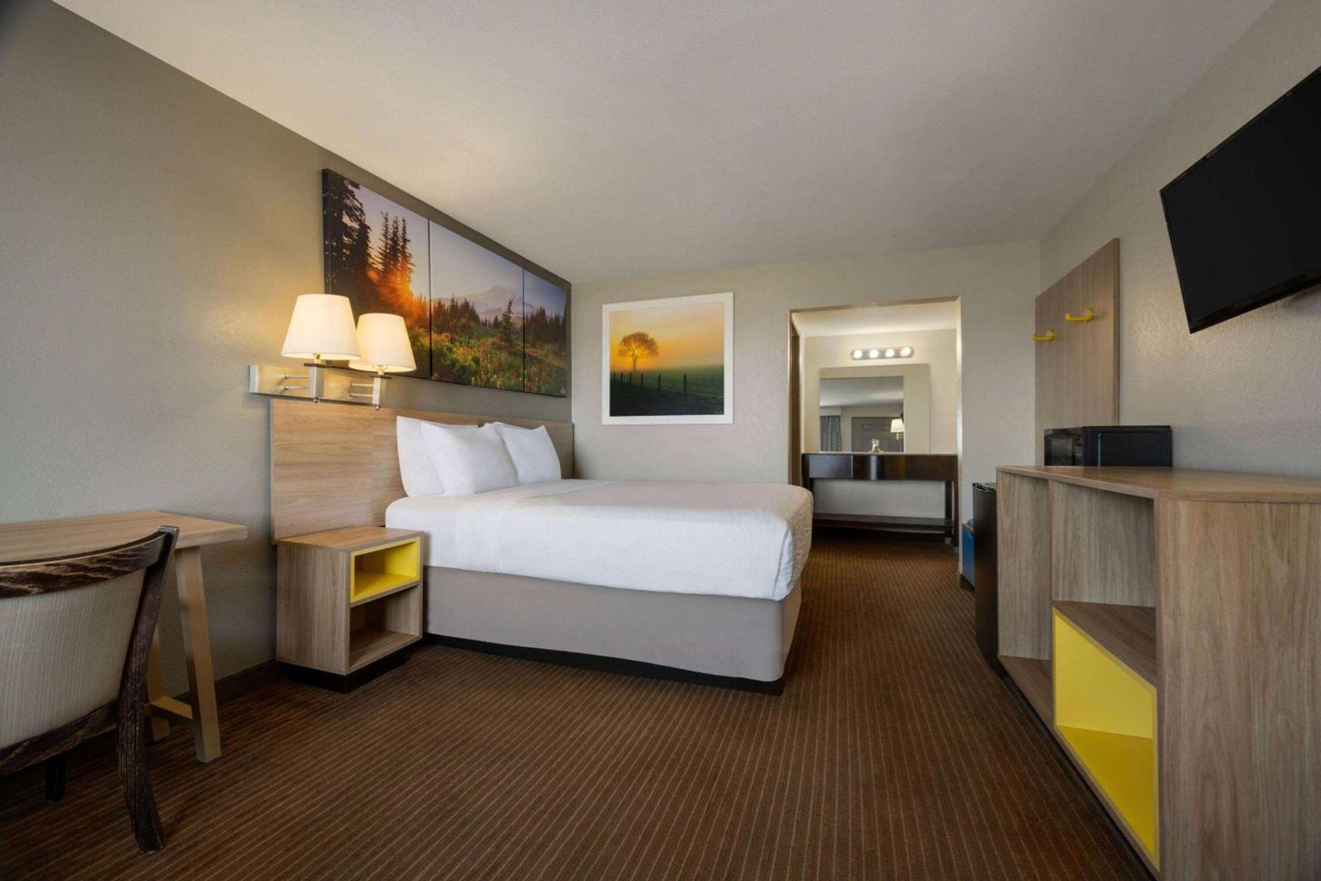 Days Inn by Wyndham Fresno South photo 21