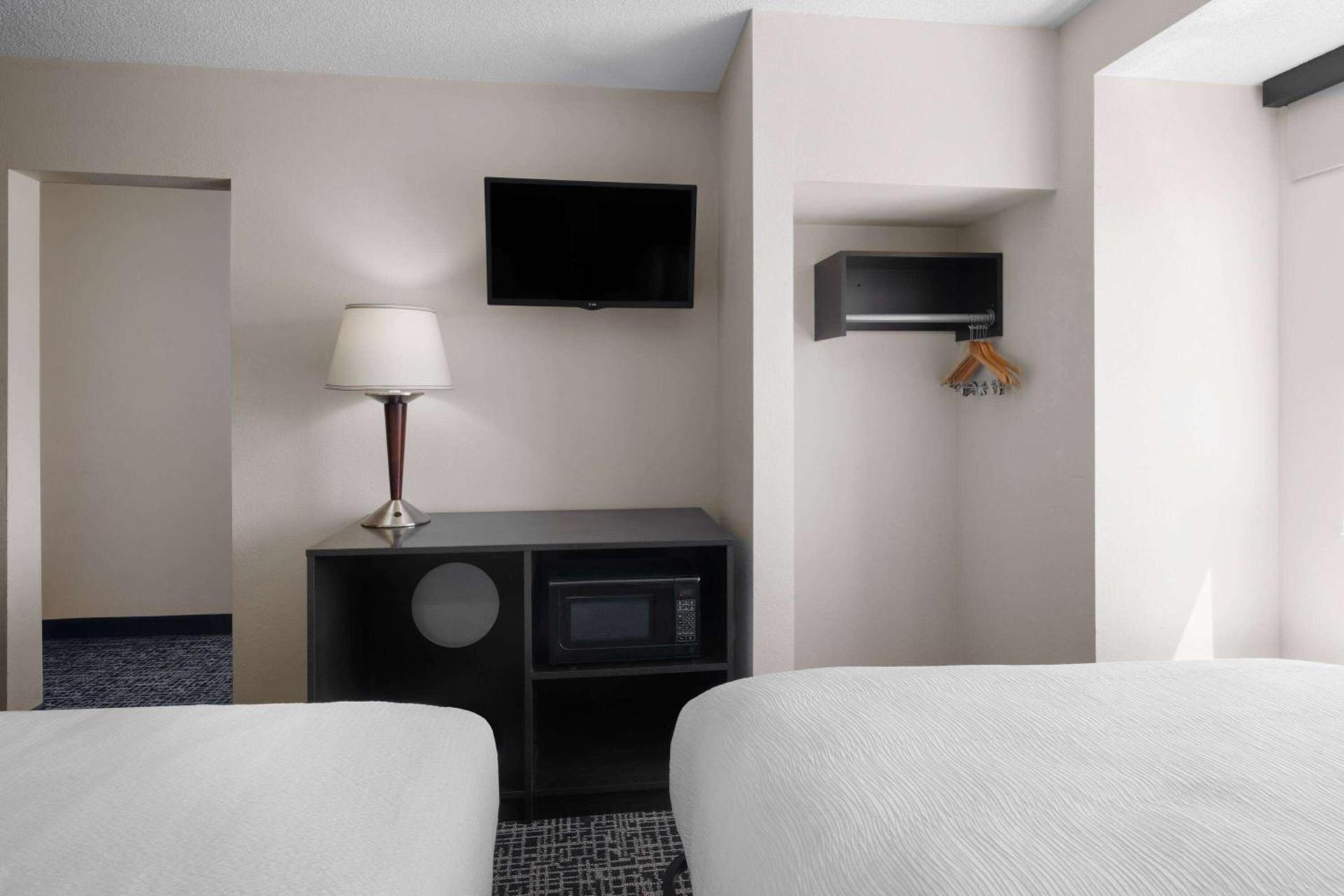 Baymont by Wyndham Boardman photo 25