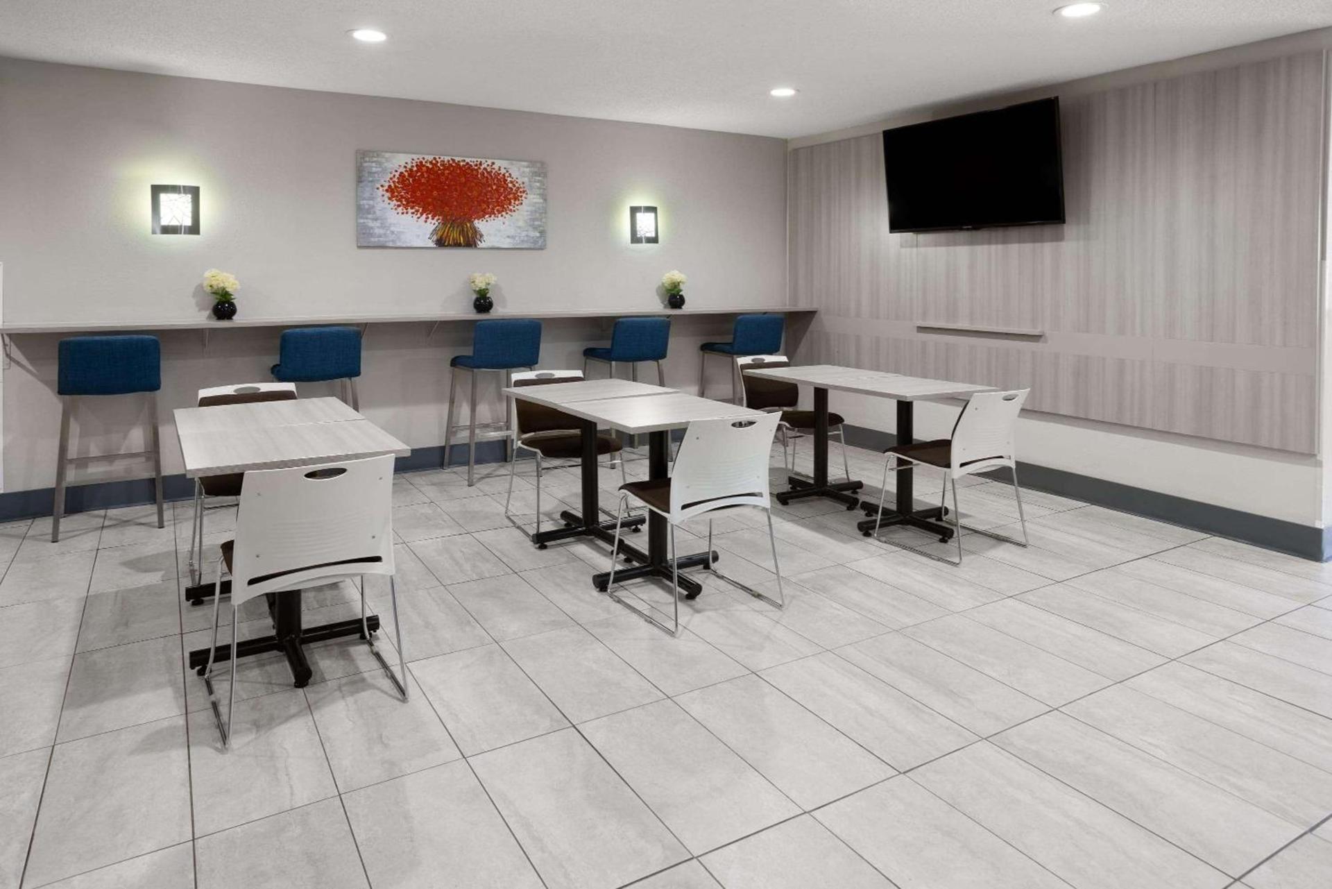 Microtel Inn by Wyndham Raleigh-Durham Airport photo 9