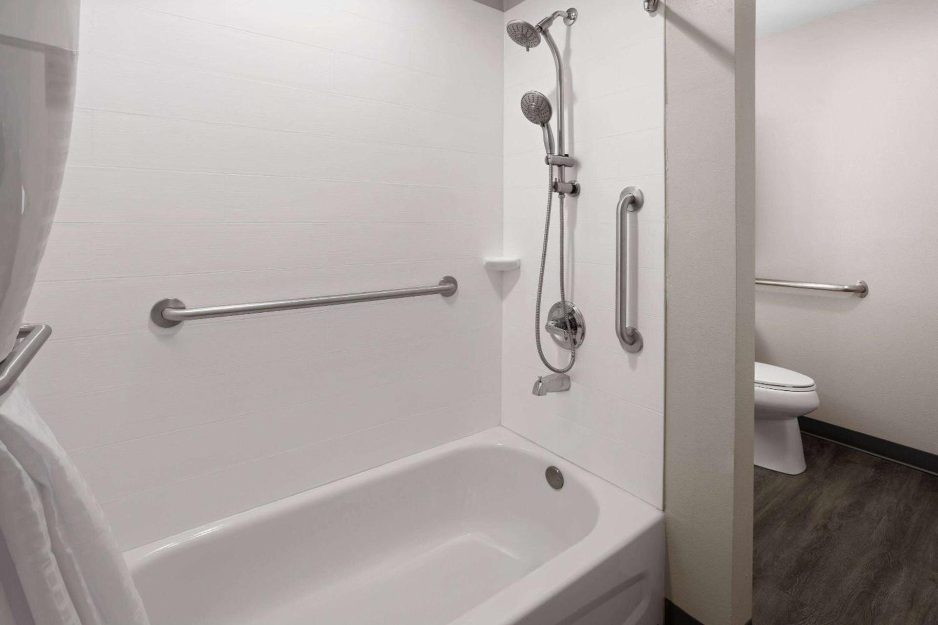 Microtel Inn by Wyndham Raleigh-Durham Airport photo 24