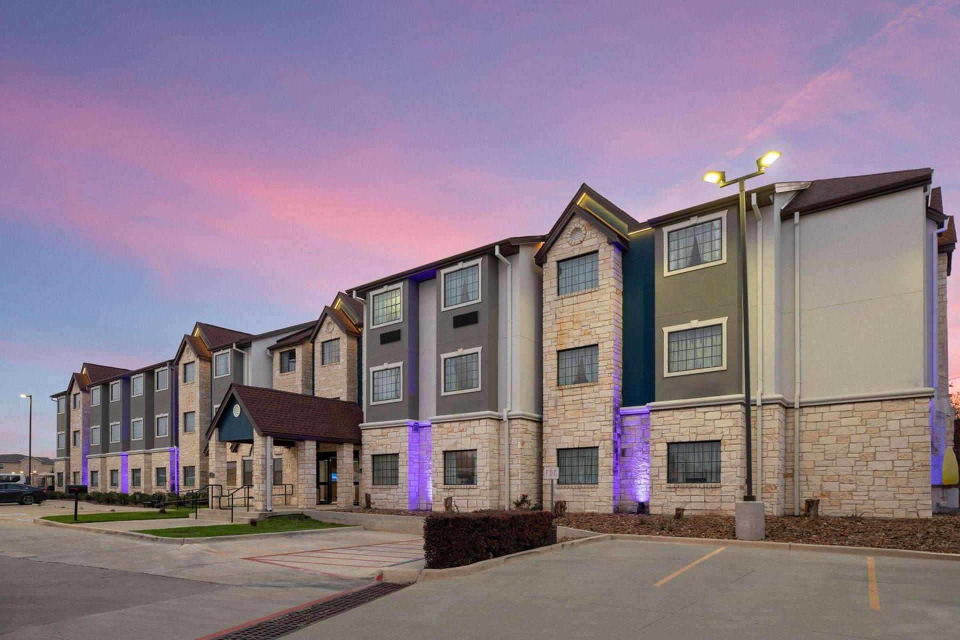 Microtel Inn & Suites by Wyndham Buda Austin South photo 2