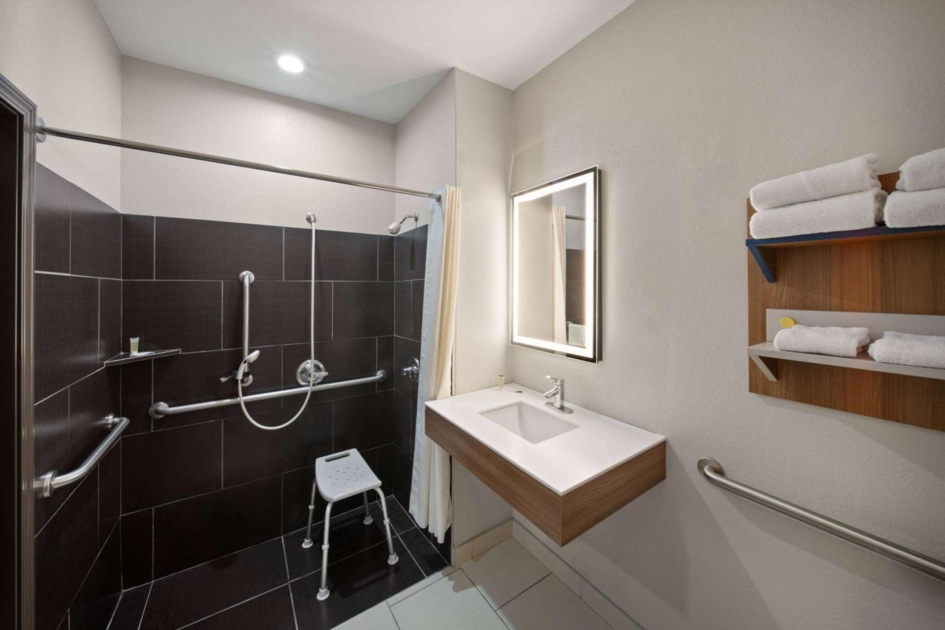 Microtel Inn & Suites by Wyndham Buda Austin South photo 23