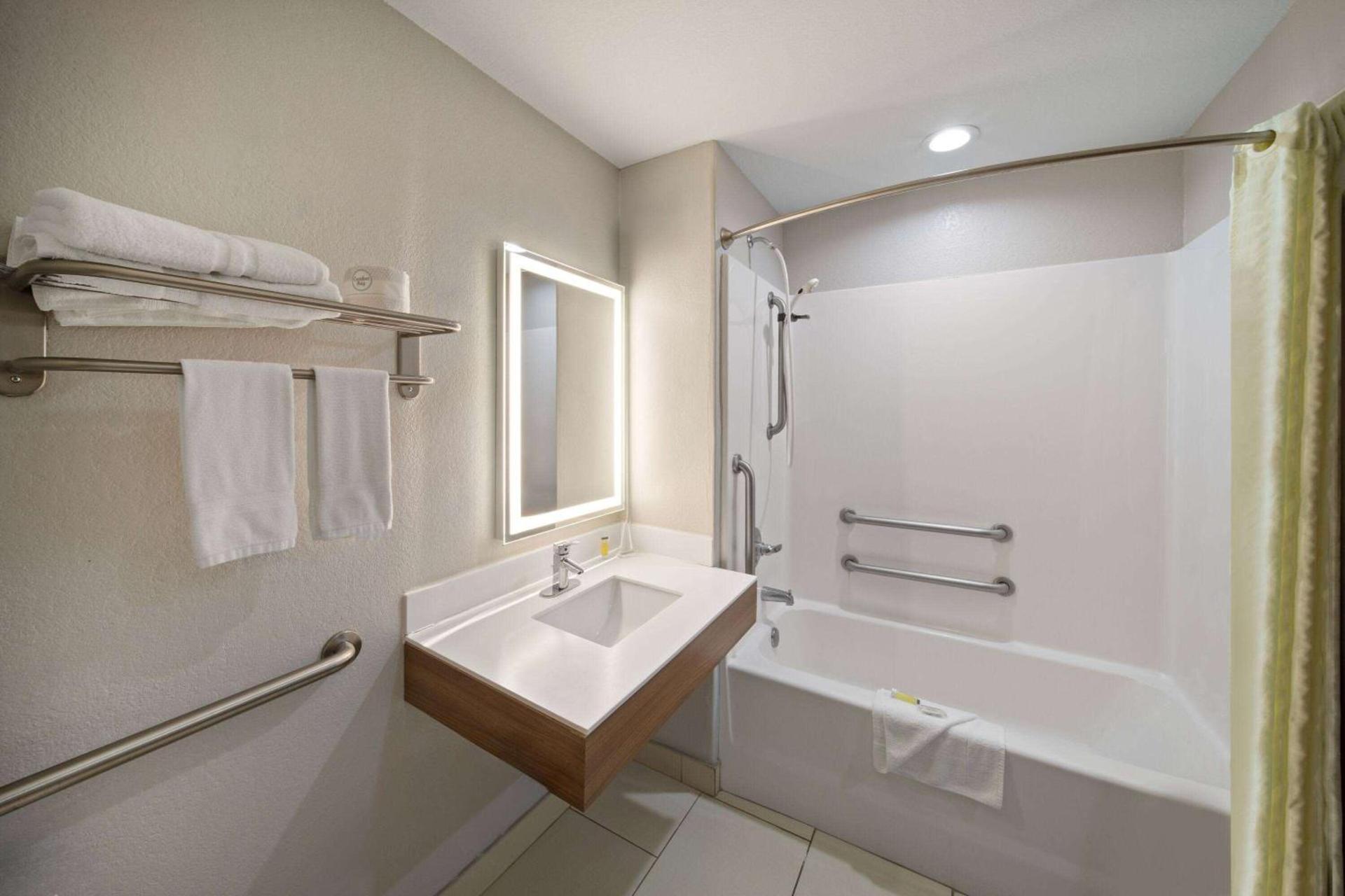 Microtel Inn & Suites by Wyndham Buda Austin South photo 26