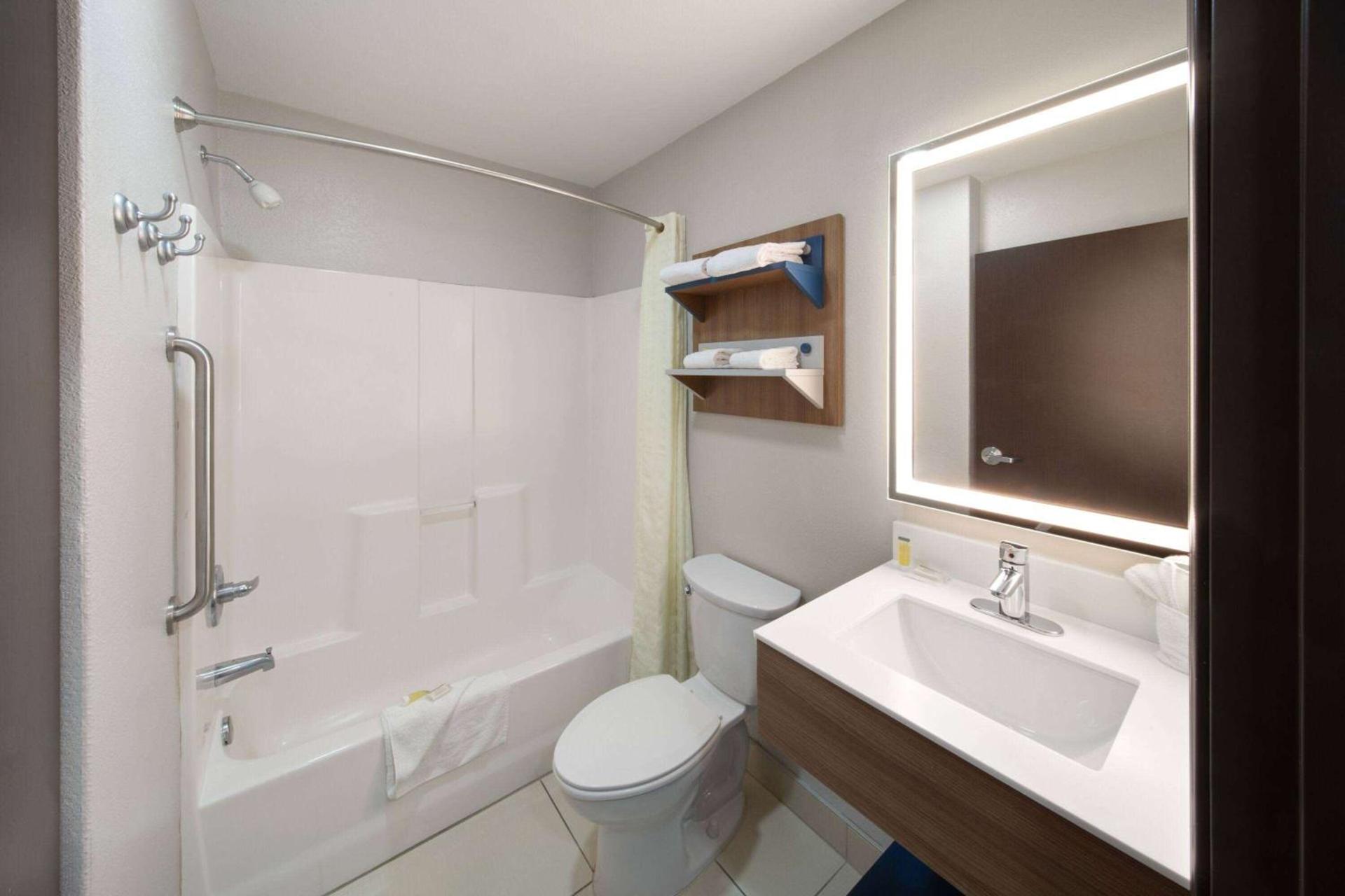 Microtel Inn & Suites by Wyndham Buda Austin South photo 24
