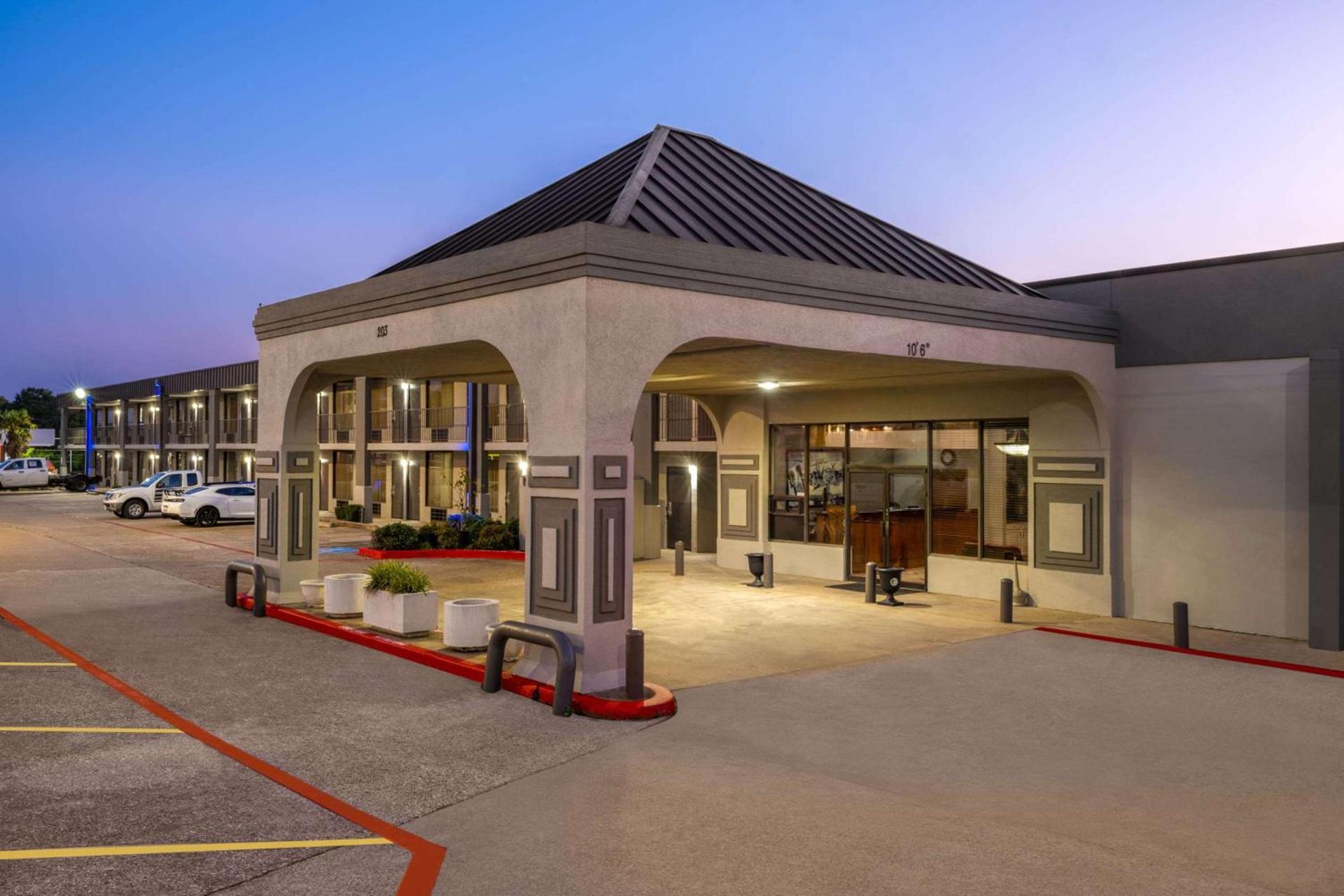 Super 8 by Wyndham Longview/North photo 3