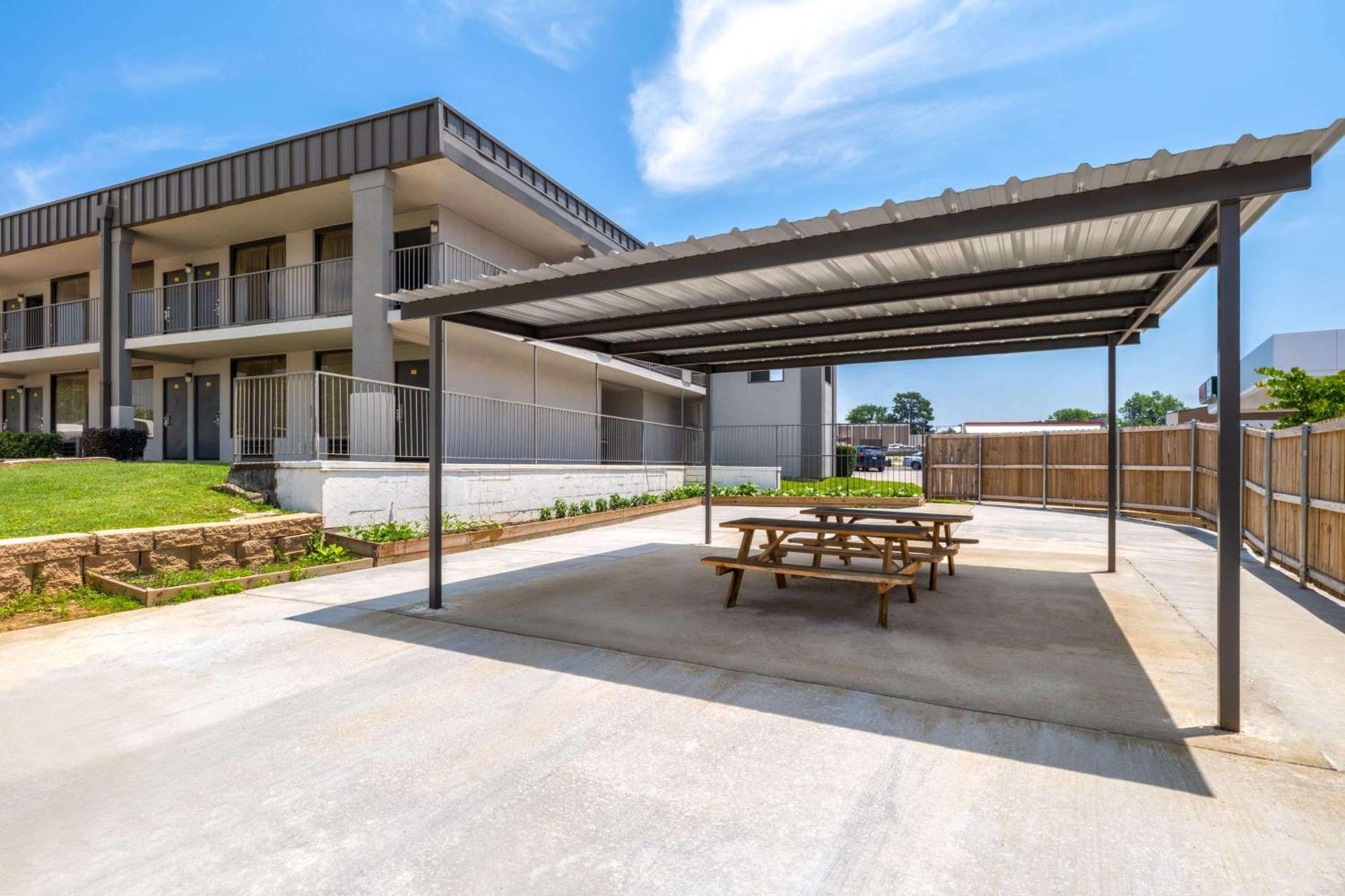 Super 8 by Wyndham Longview/North photo 10