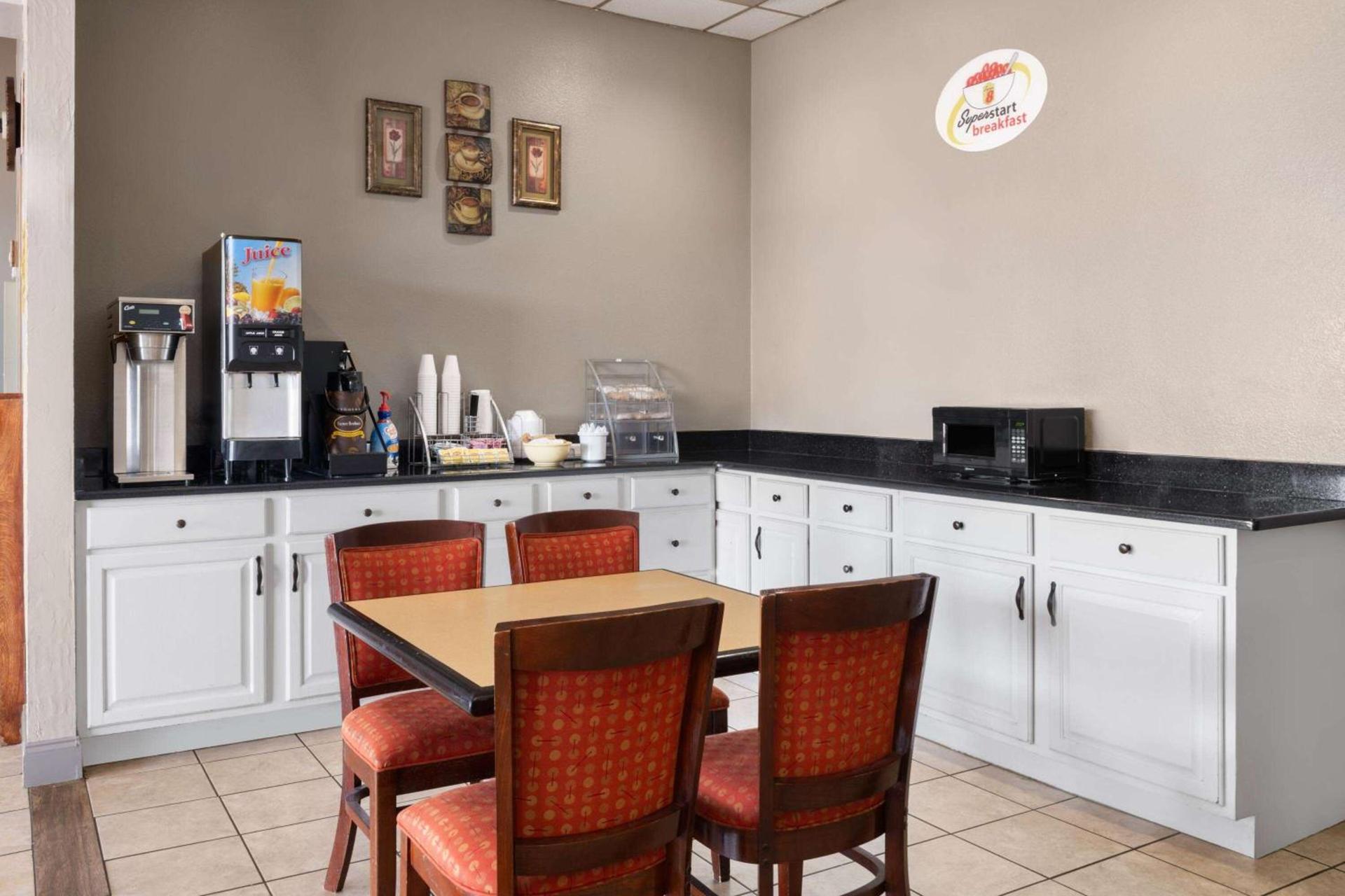 Super 8 by Wyndham Longview/North photo 9