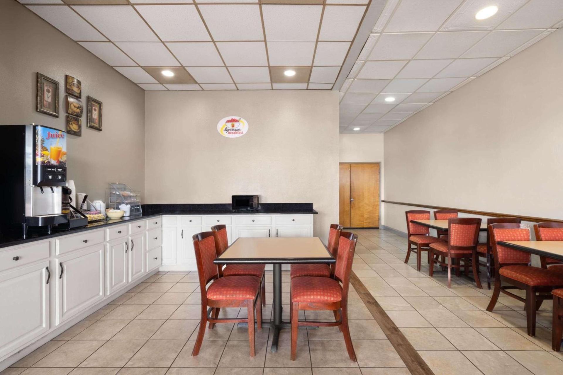 Super 8 by Wyndham Longview/North photo 8
