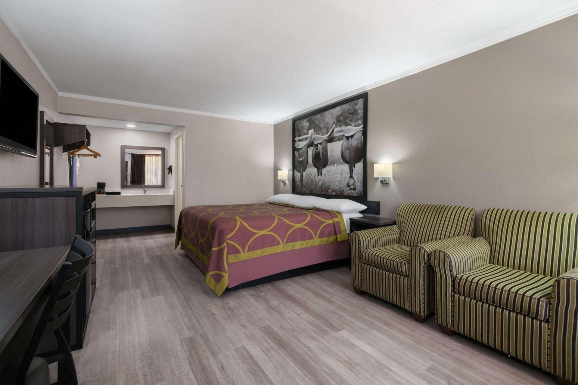 Super 8 by Wyndham Longview/North photo 13