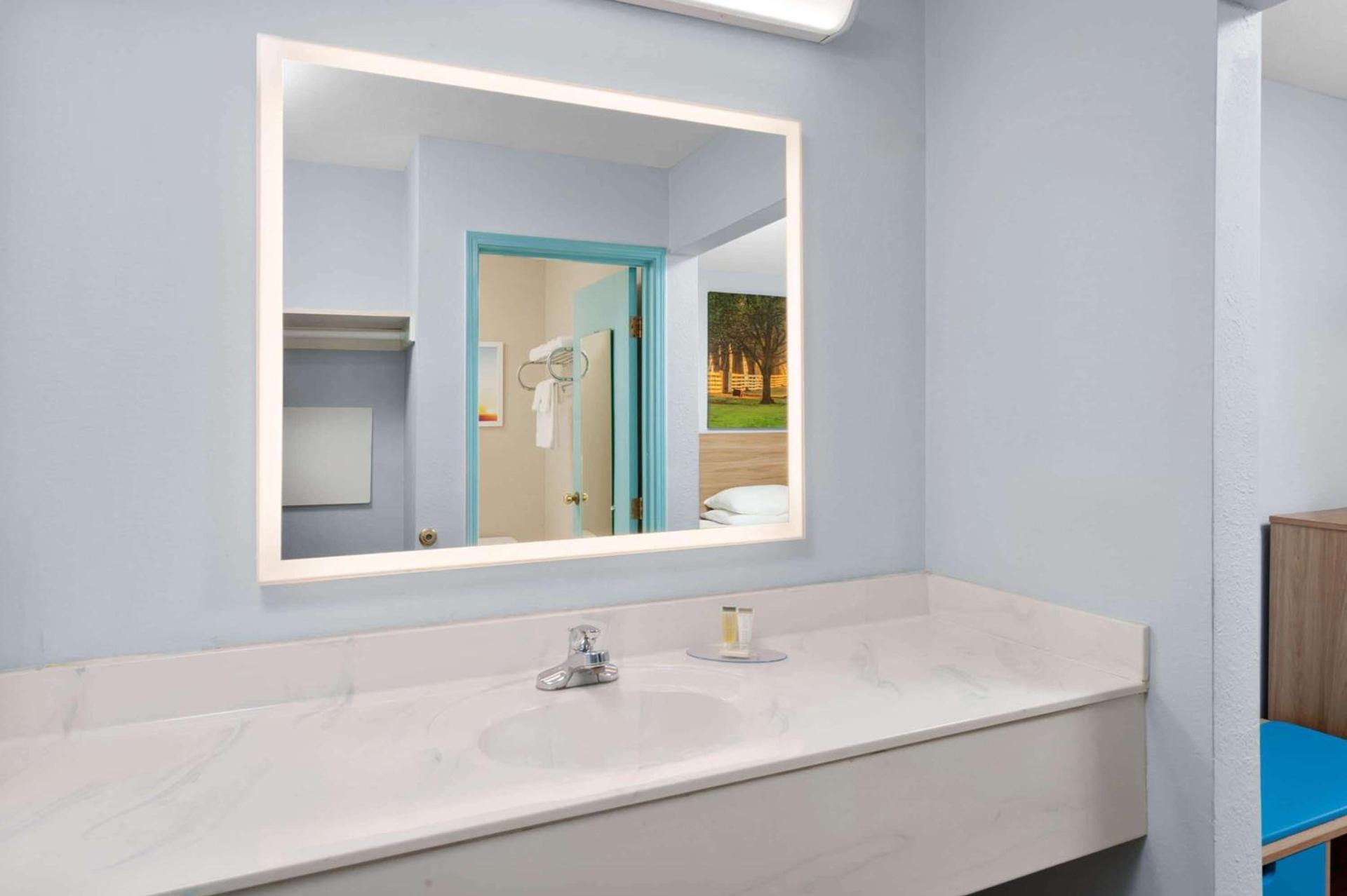 Days Inn & Suites by Wyndham Siler City photo 18