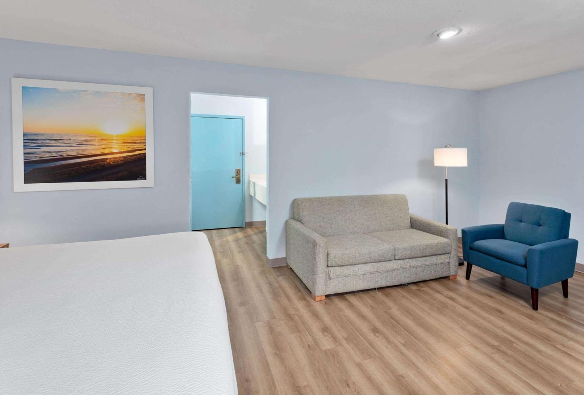 Days Inn & Suites by Wyndham Siler City photo 22