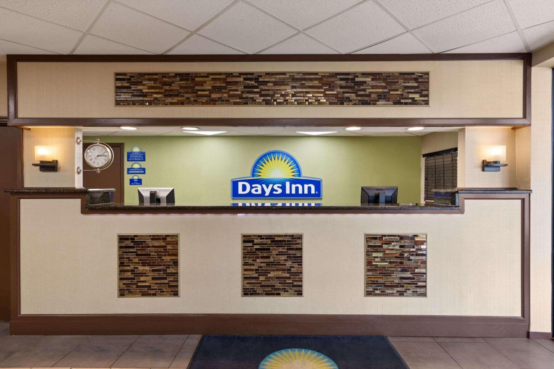 Days Inn by Wyndham Knoxville East photo 3