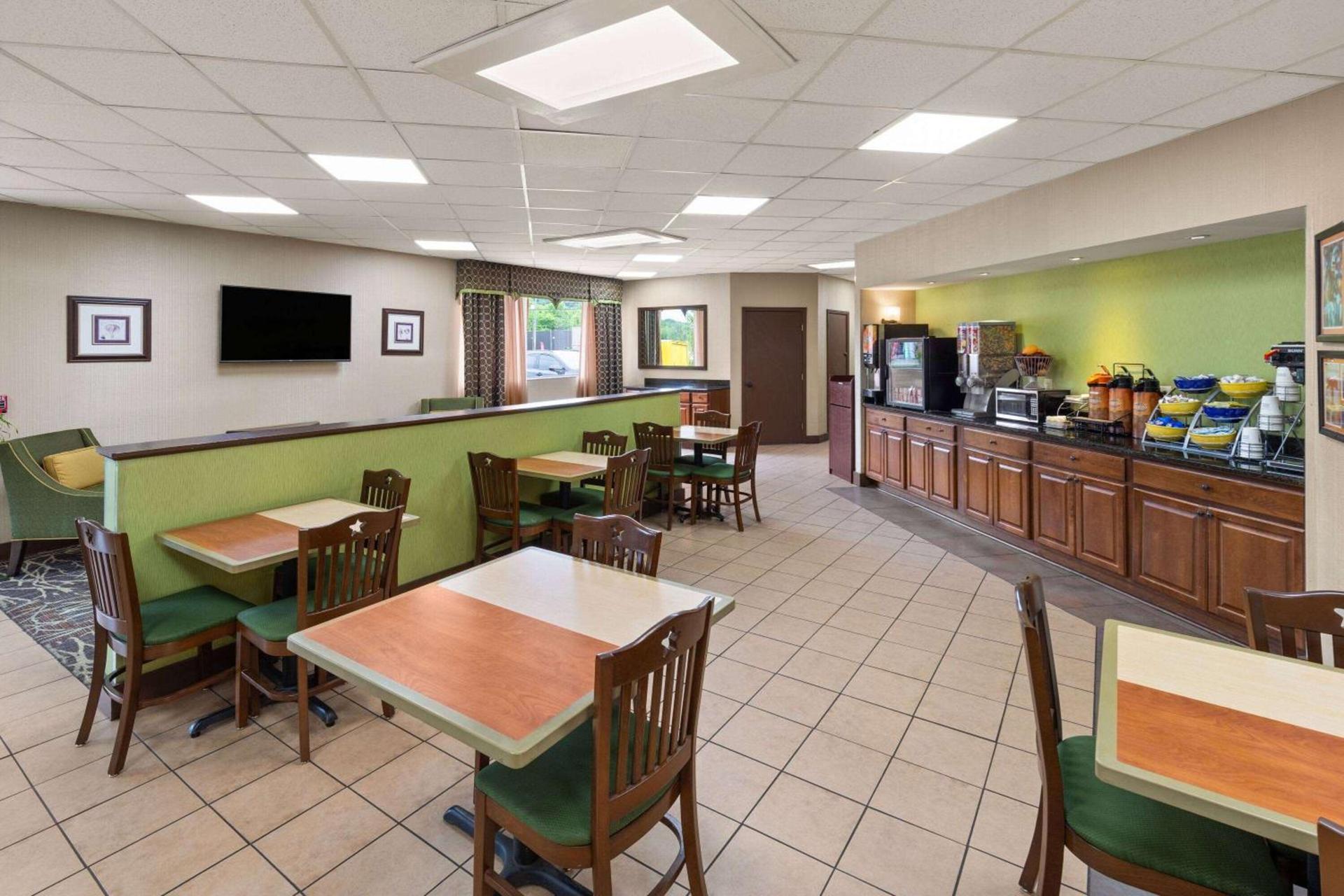 Days Inn by Wyndham Knoxville East photo 5