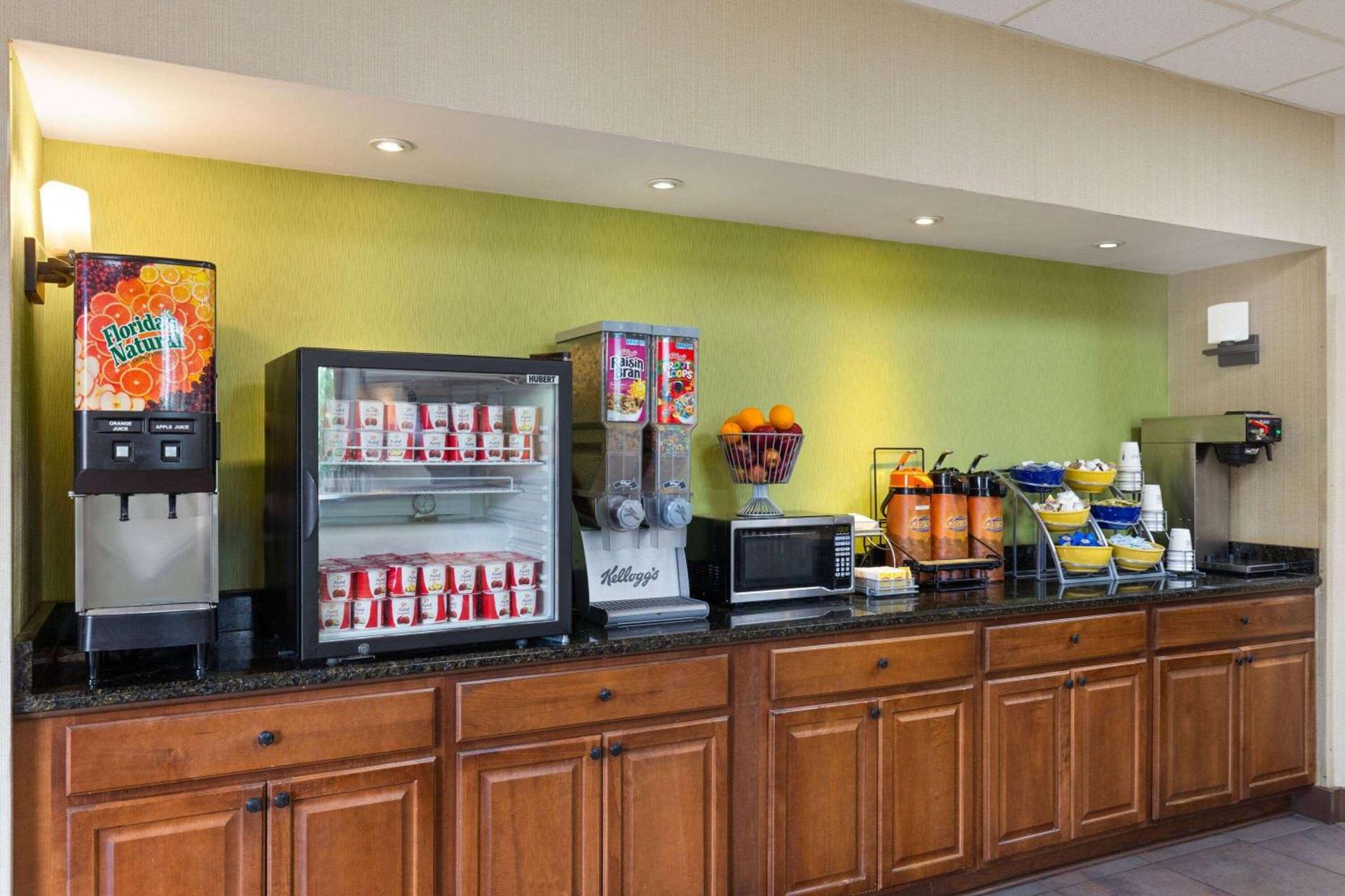 Days Inn by Wyndham Knoxville East photo 9